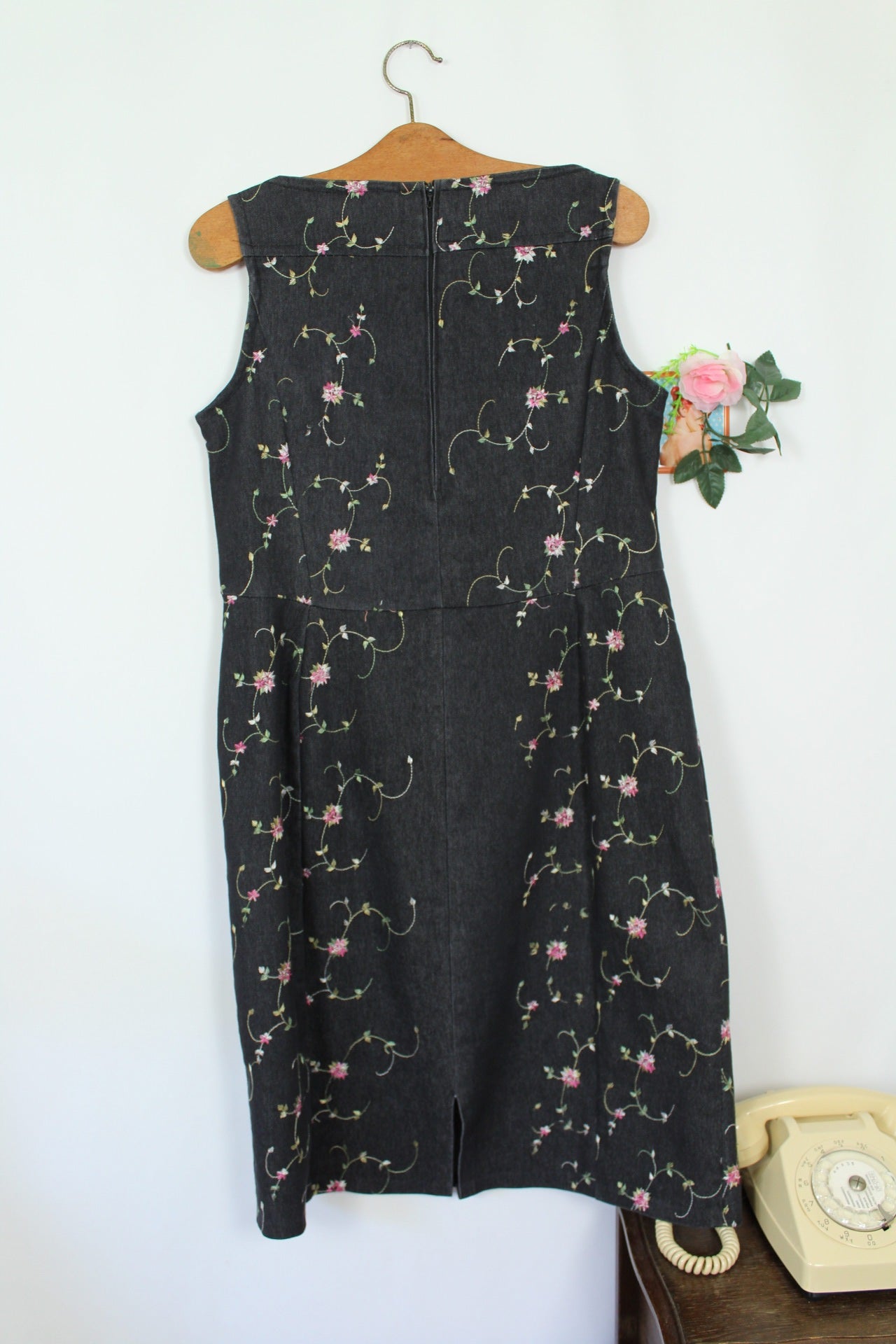 🌸🍒Robe en jean vintage 90's - gris foncé brodée de fleurs - Taille 40🍒🌸