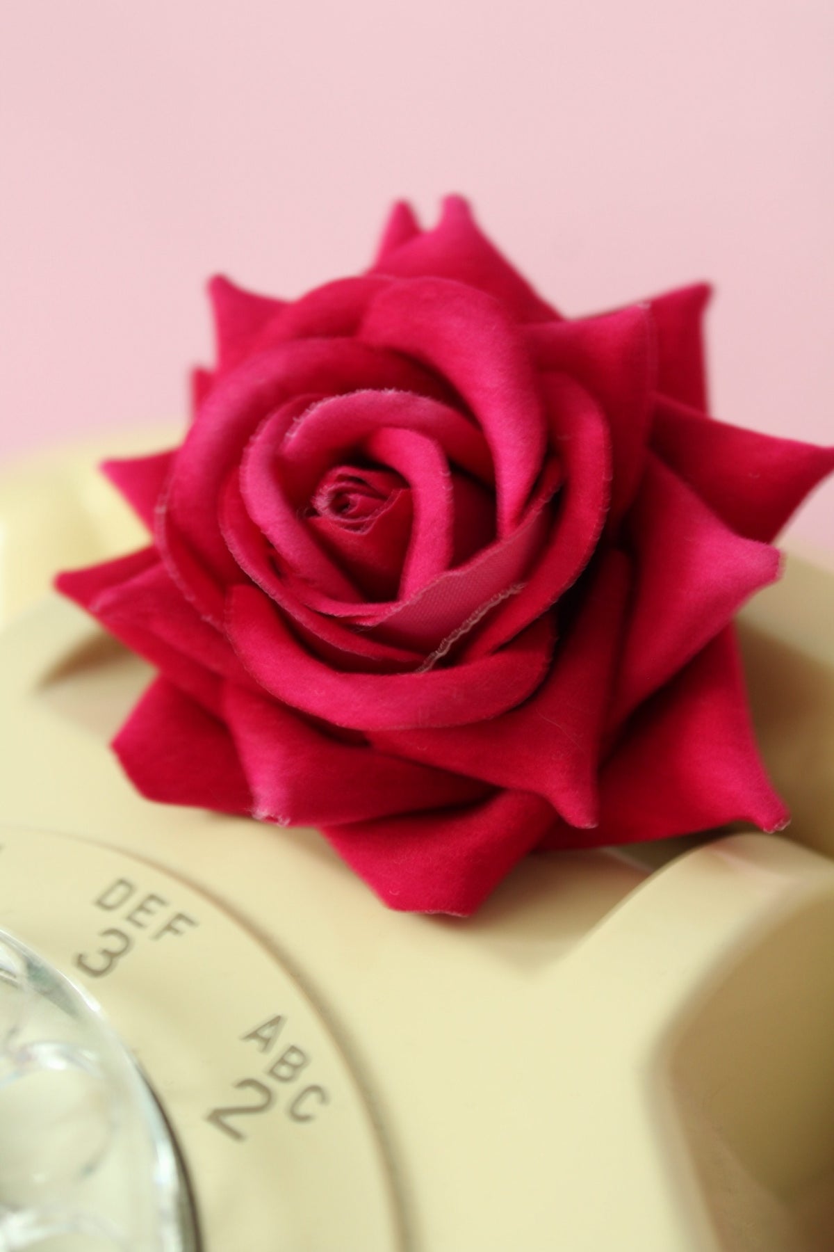 Pince à cheveux/broche rétro rose rouge pin-up/rockabilly