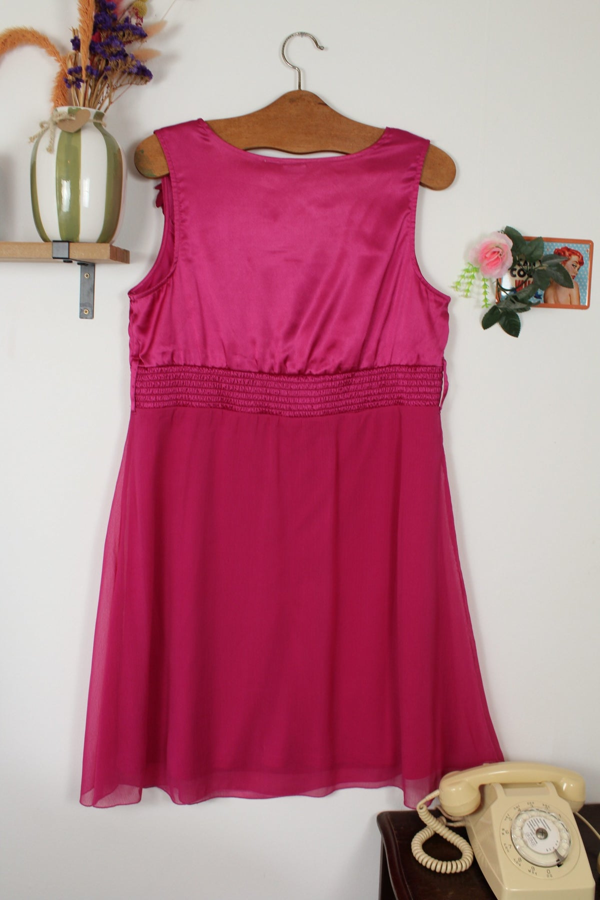 Robe pin-up/rockabilly rose fuchsia intense satiné & fleurs d'épaule - Taille 42/44