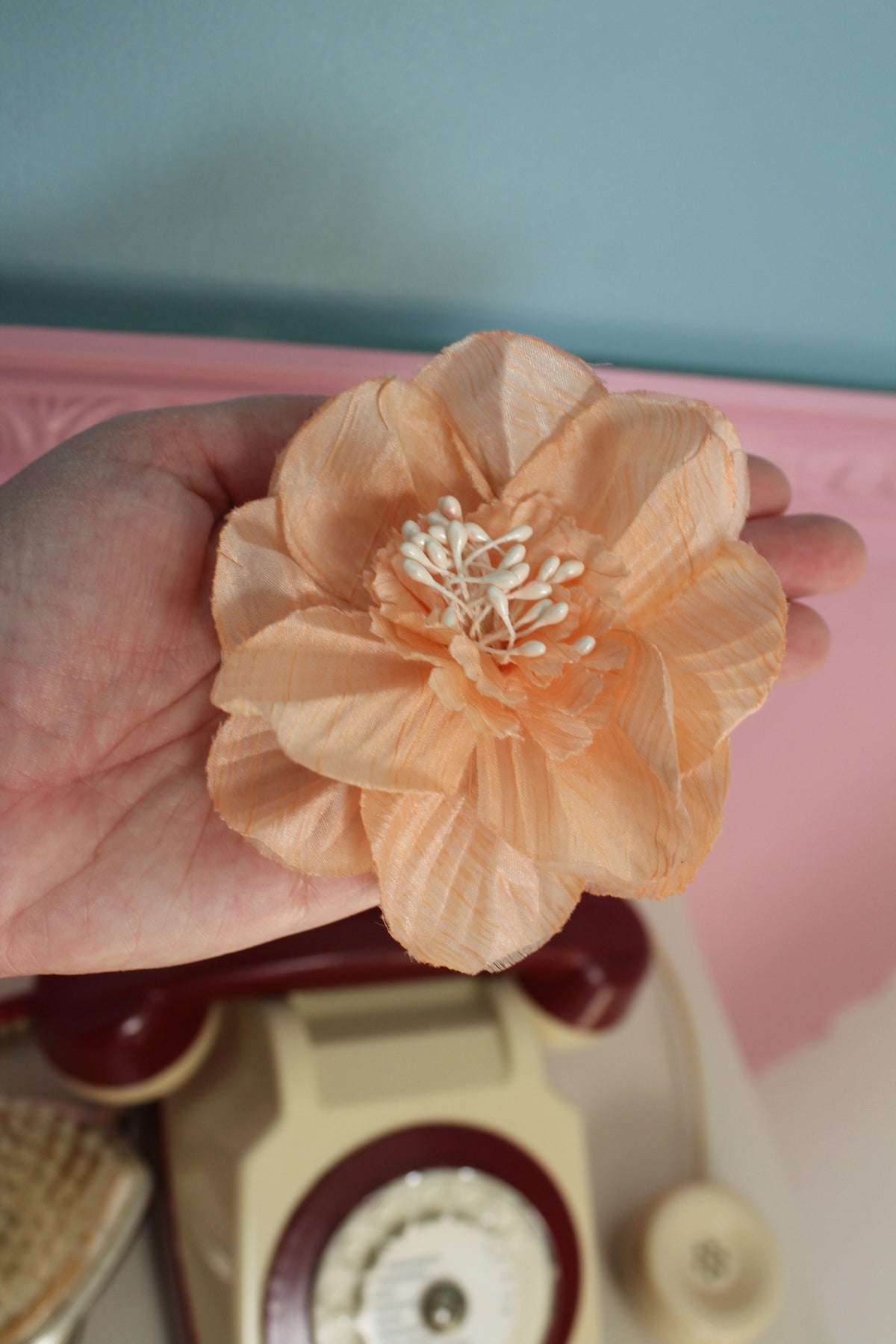 Broche/pince cheveux rétro fleurs nude style pin-up/rockabilly