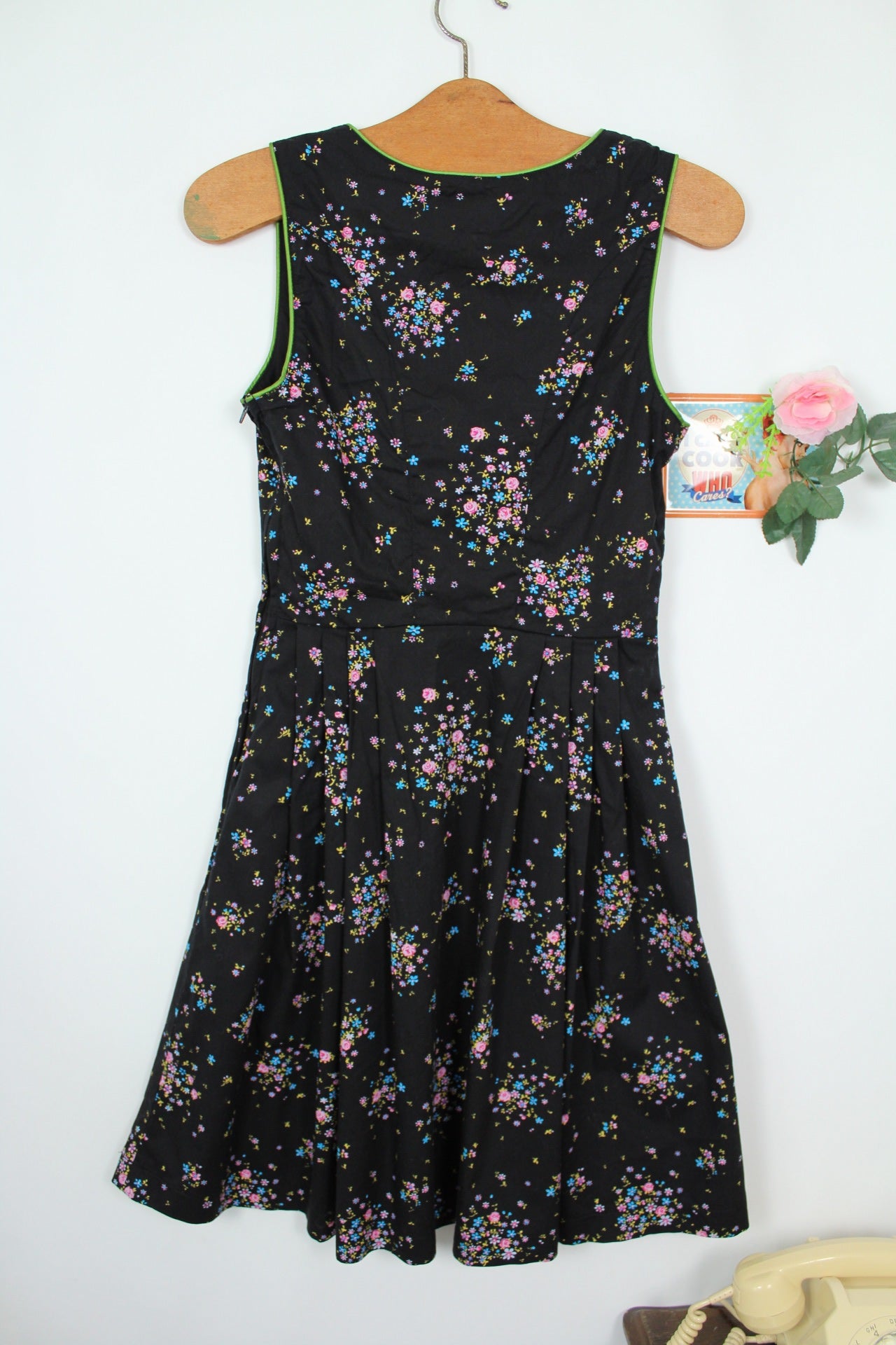🌸🍒Dirndl bavarois moderne fleuri & laçage flashy - Taille 34🍒🌸