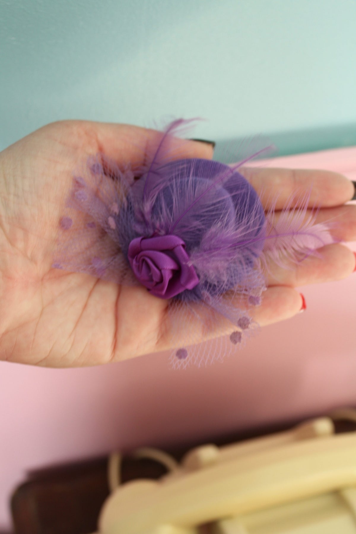 Bibi/fascinator en forme de chapeau rétro violet pep's