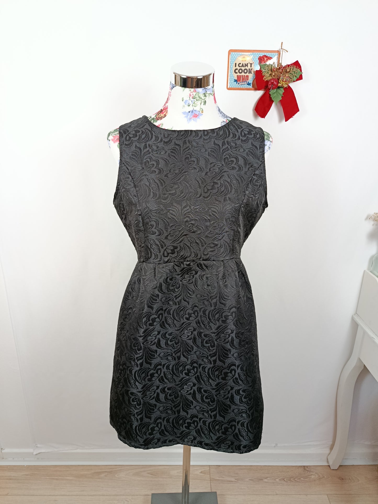 ✨Robe noire vintage 80/90s satinée - motifs fleuris baroques en relief✨