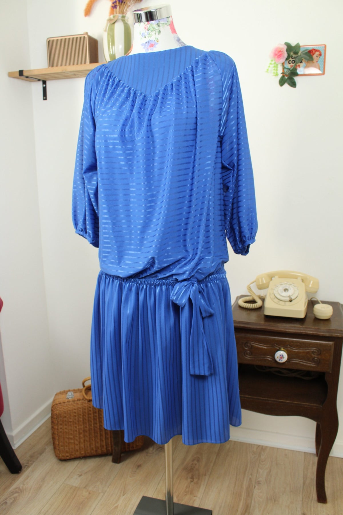 Robe vintage années 70/80 bleu lumineux fluide à bandes satinées - Taille 40 à 44