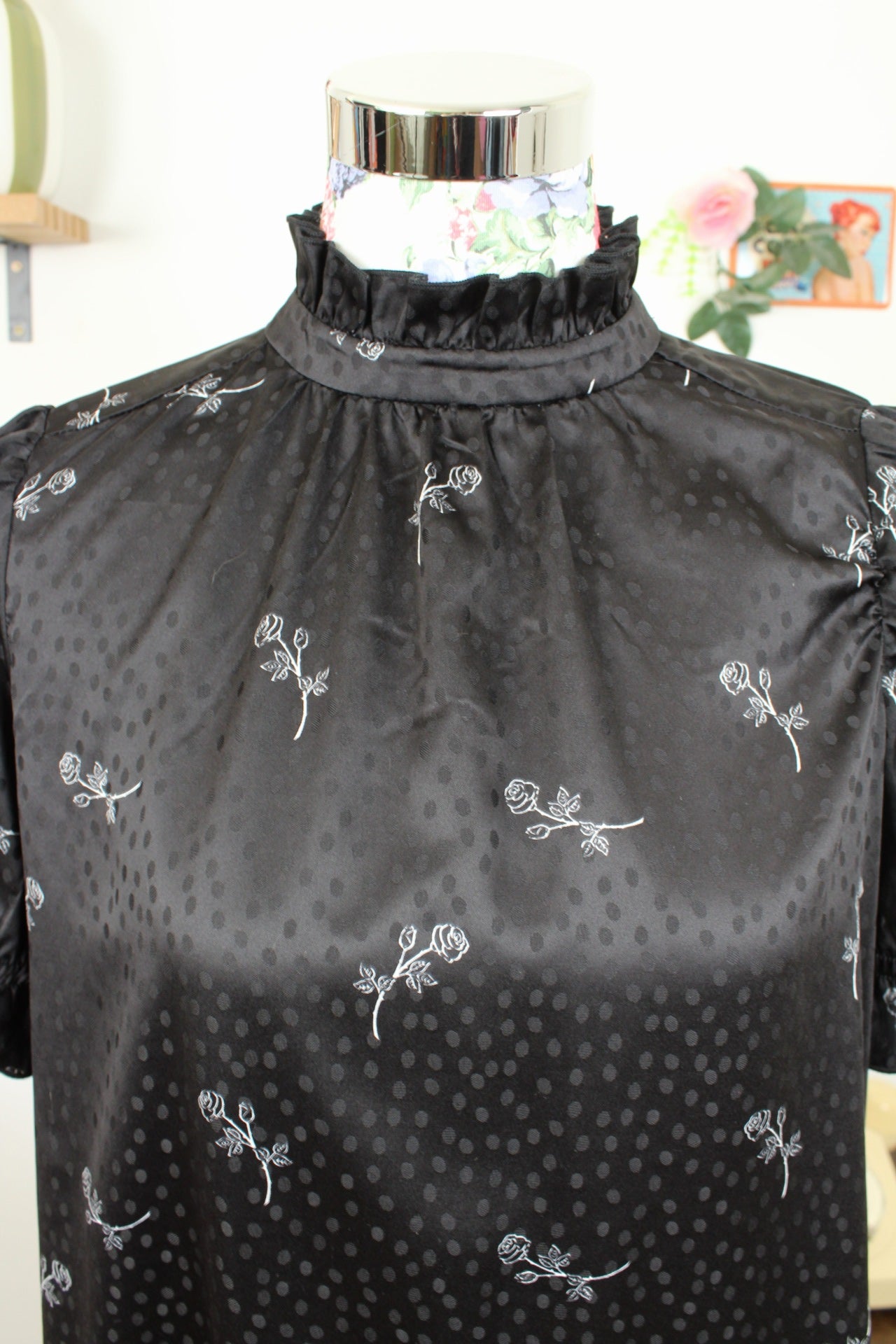 🌸🍒Robe noire romantique satinée - pois & roses - La Redoute - Taille 38/40🍒🌸