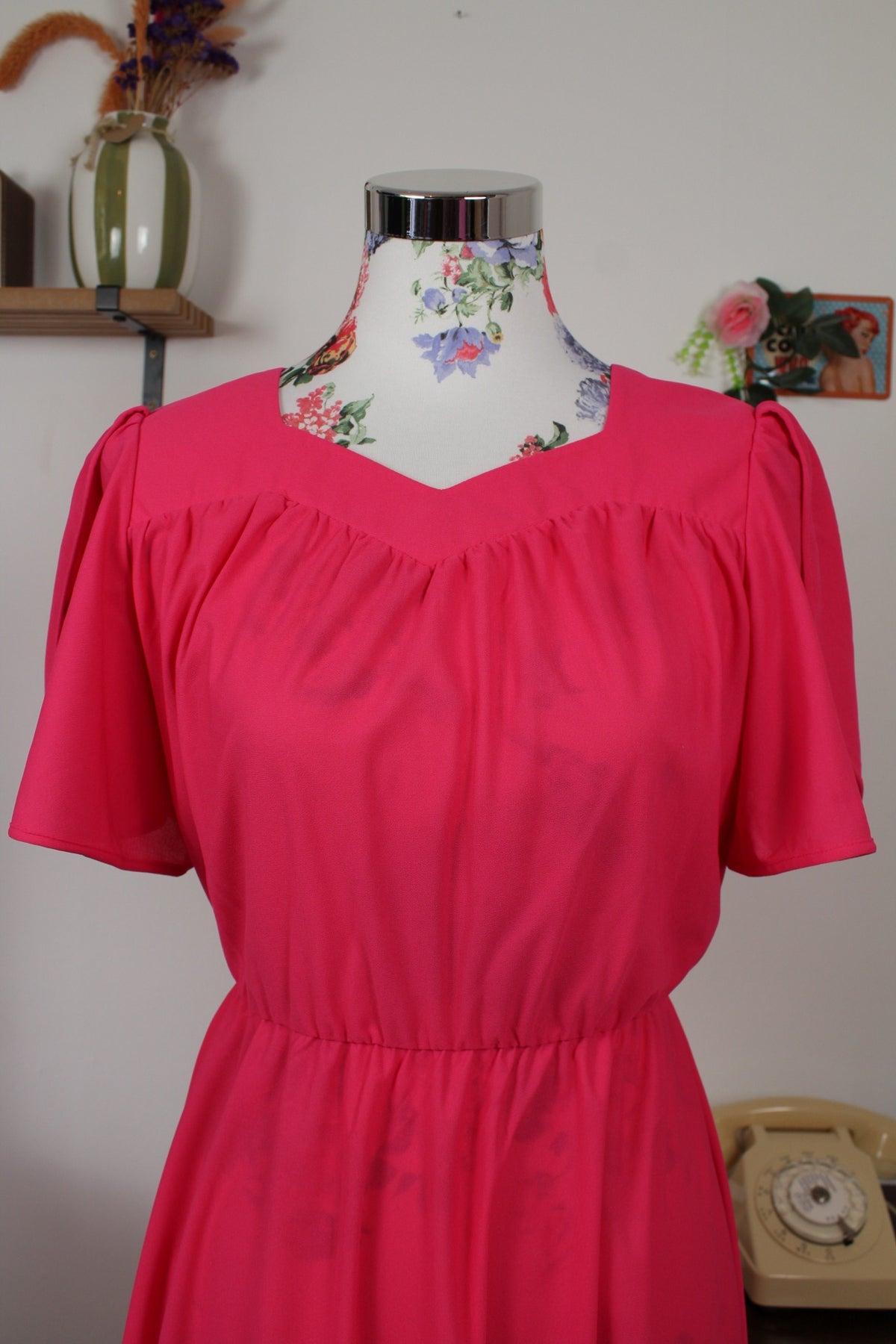 Robe vintage années 80 fuchsia flashy & manches retombantes fendues - Taille 36/38