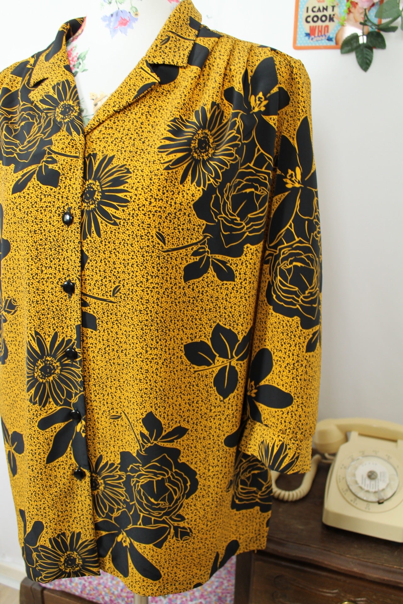 🌸🍒Chemise souple noire vintage 80/90's jaune moutarde à fleurs noires - Taille 46/48🍒🌸