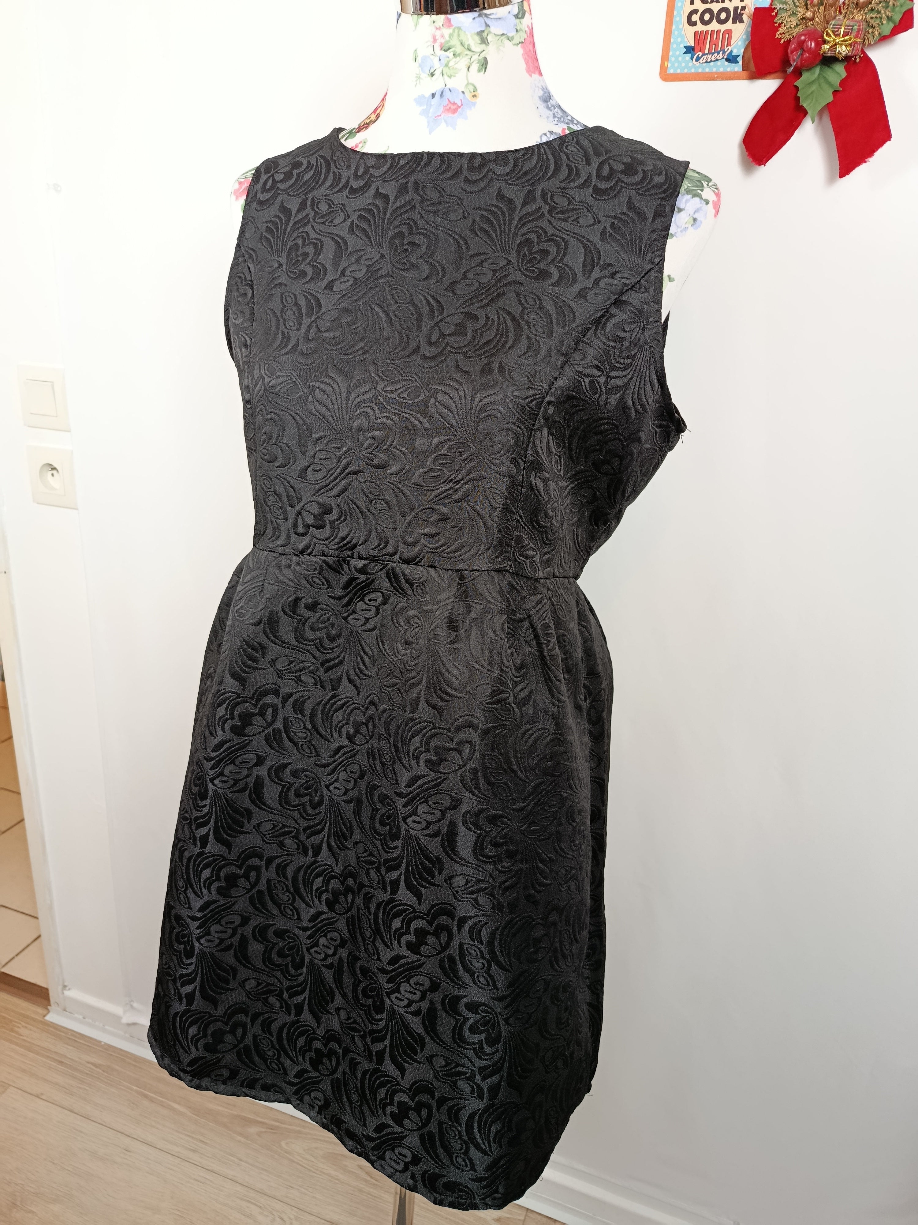 ✨Robe noire vintage 80/90s satinée - motifs fleuris baroques en relief✨