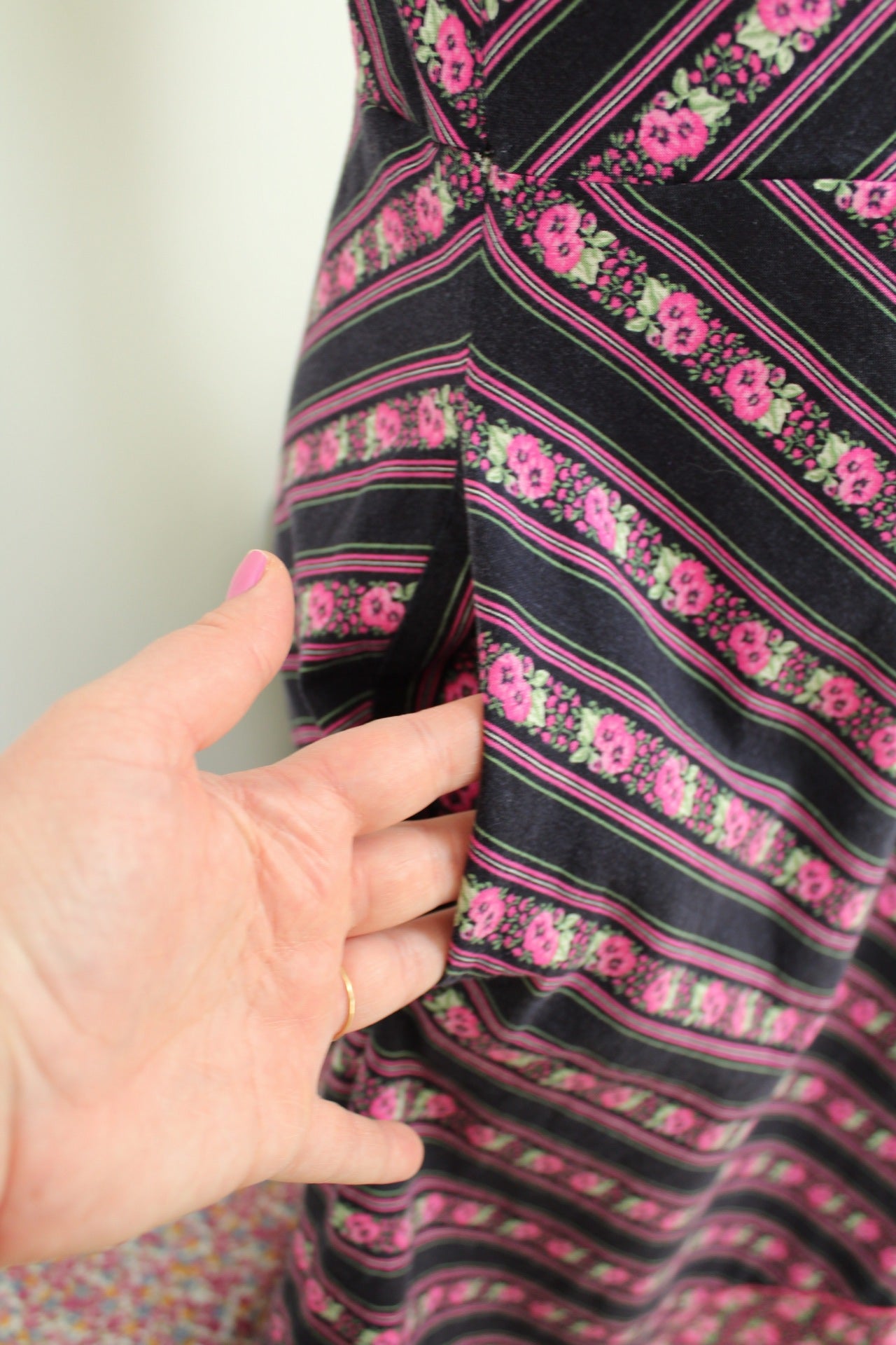 🌸🍒Robe vintage bohème folk 70's chevron fleurie rose fuchsia - Taille 38🍒🌸