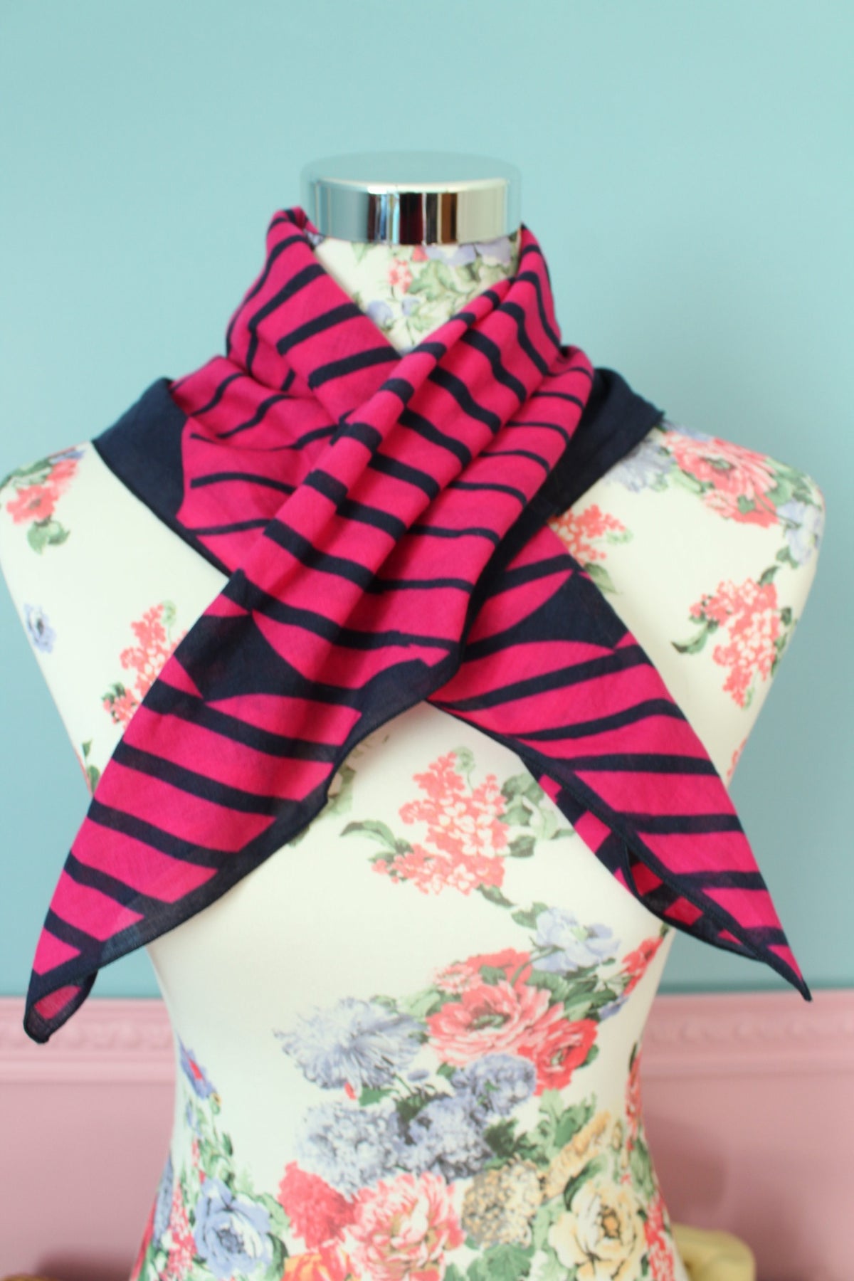 Foulard vintage années 80 Choc de Cardin marine & fuchsia