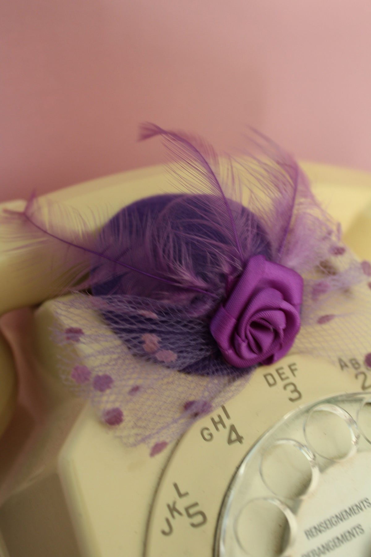 Bibi/fascinator en forme de chapeau rétro violet pep's