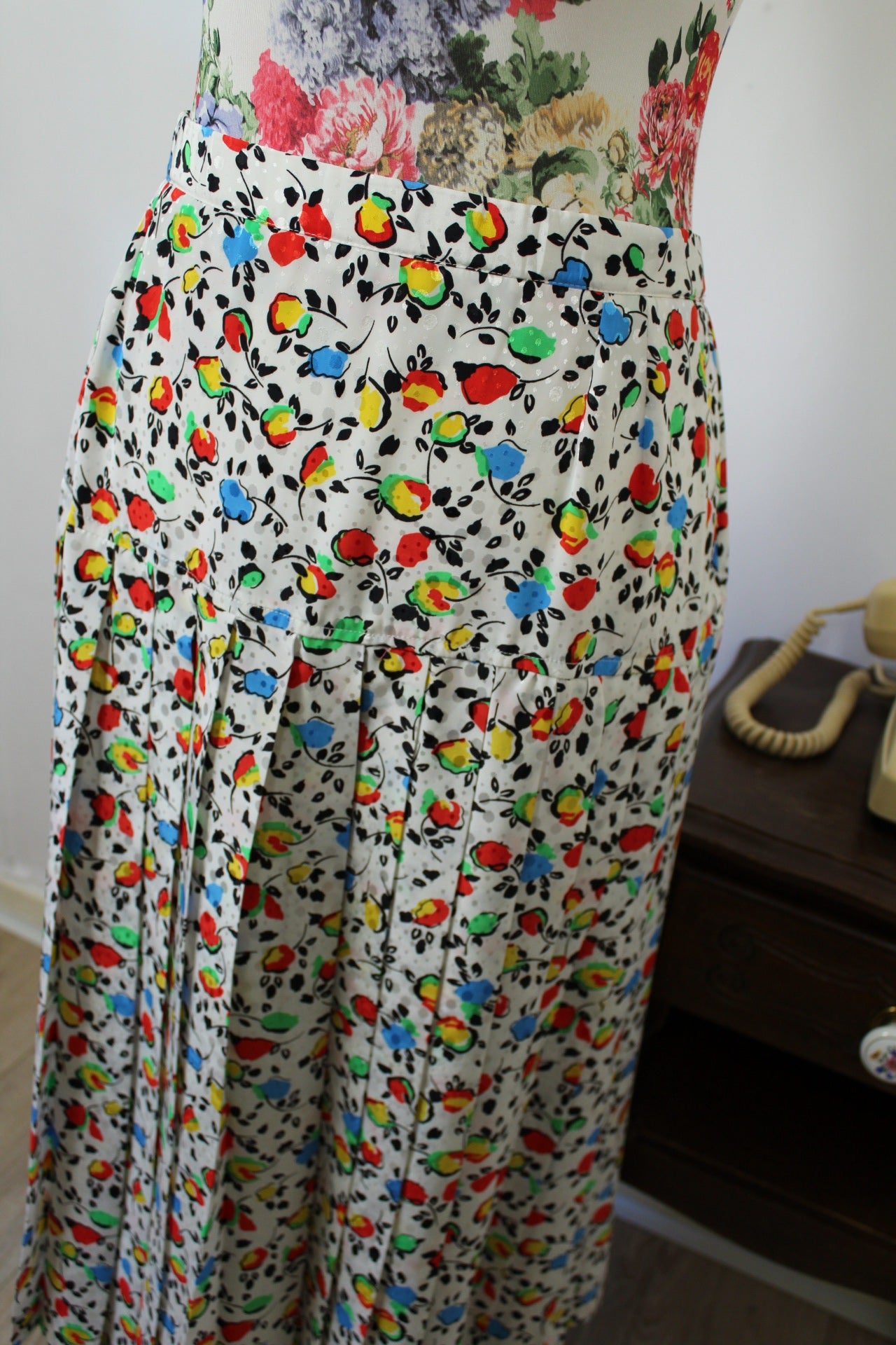 🍒🌸Jupe plissée vintage années 80 - pétales de fleurs et pois satinés - Taille 44🌸🍒