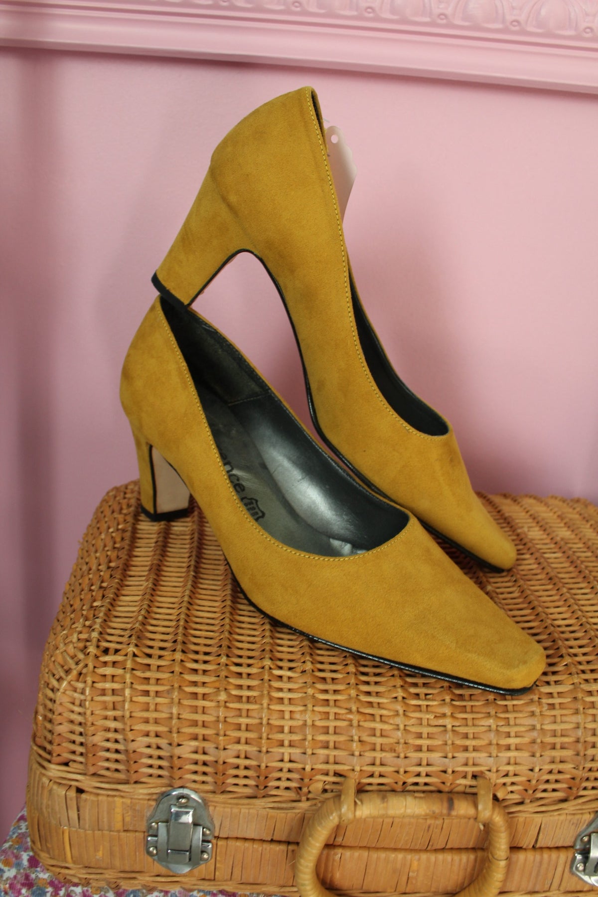 Escarpins vintage années 90 effet daim jaune moutarde - made in Italy - pointure 39
