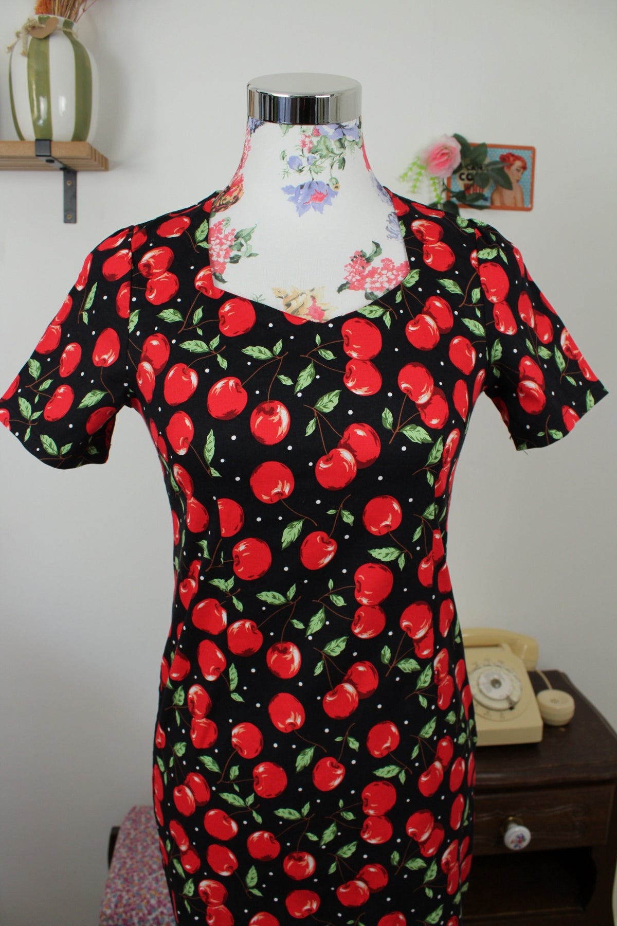 🌸🍒Robe rétro pin-up/rockabilly coupe sirène imprimé cerises et pois - Taille 36🍒🌸