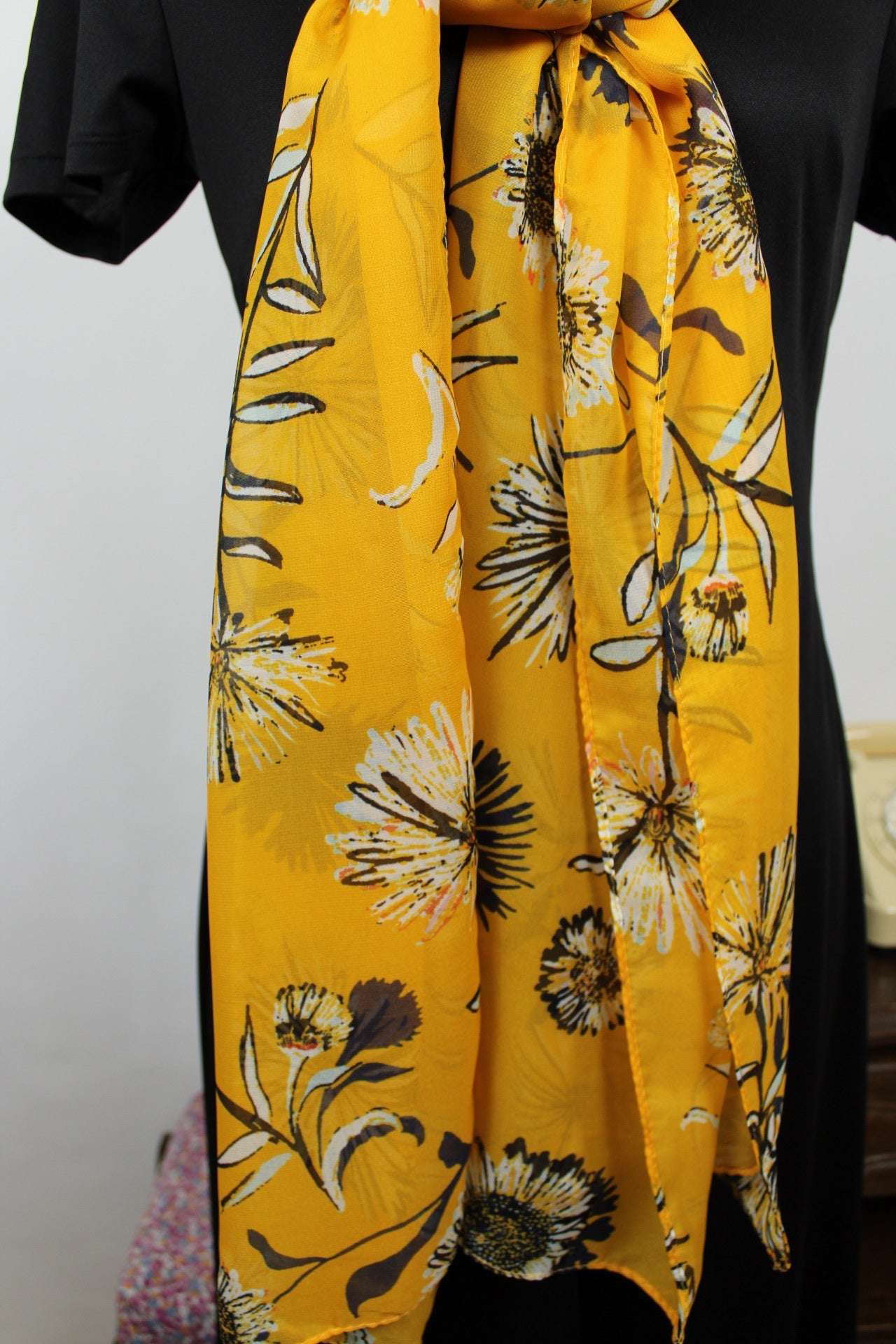 🌸🍒Long foulard jaune chaud fleuri🍒🌸
