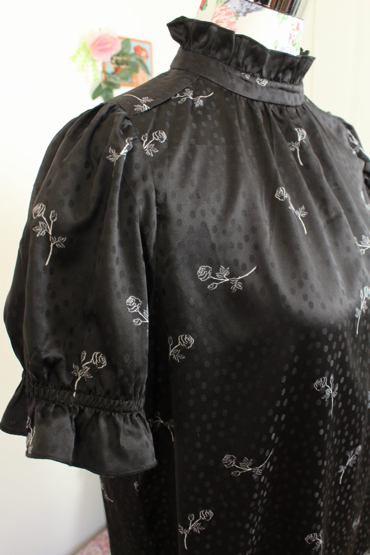 🌸🍒Robe noire romantique satinée - pois & roses - La Redoute - Taille 38/40🍒🌸