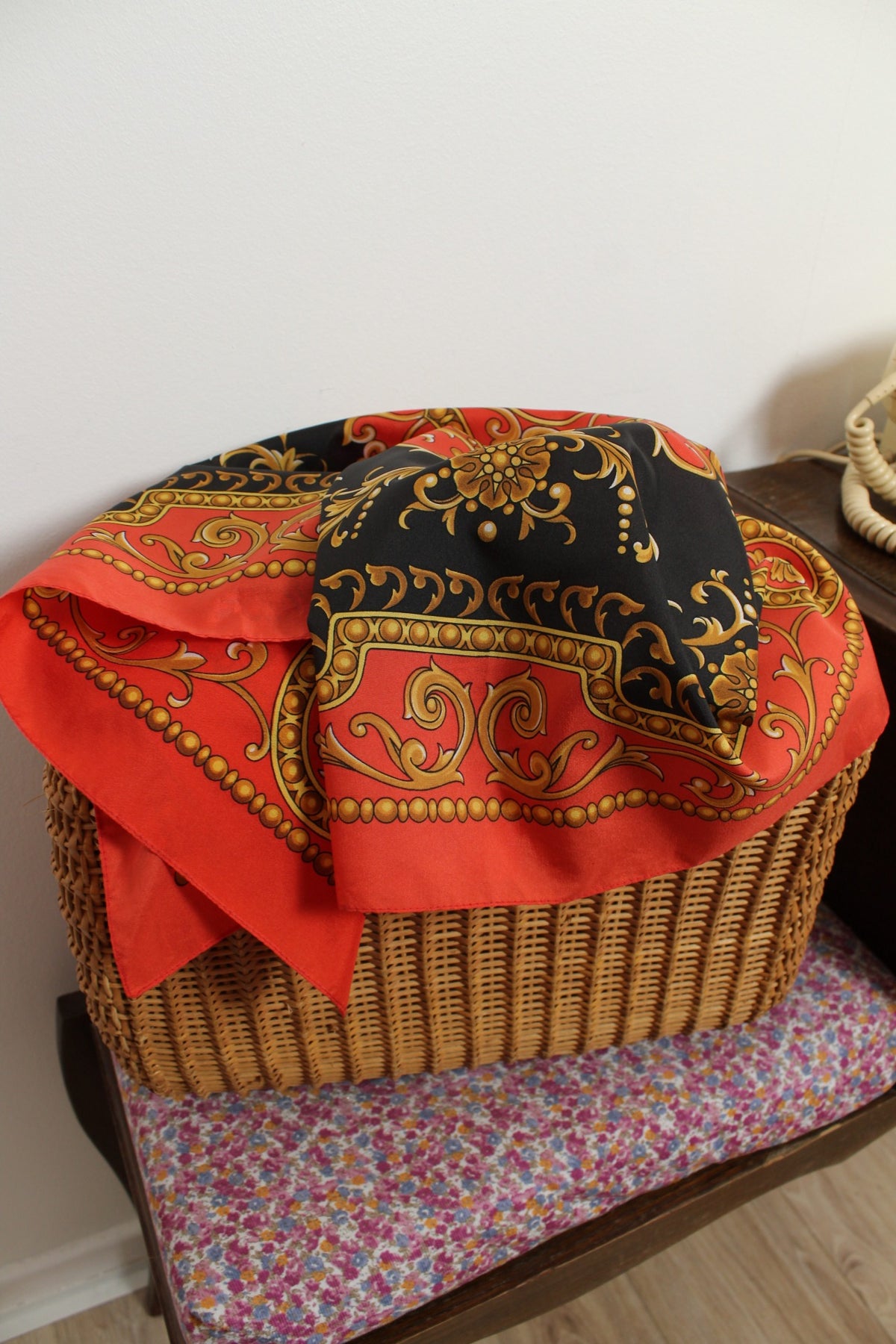 🌸🍒Foulard carré vintage années 80 style baroque chic🍒🌸