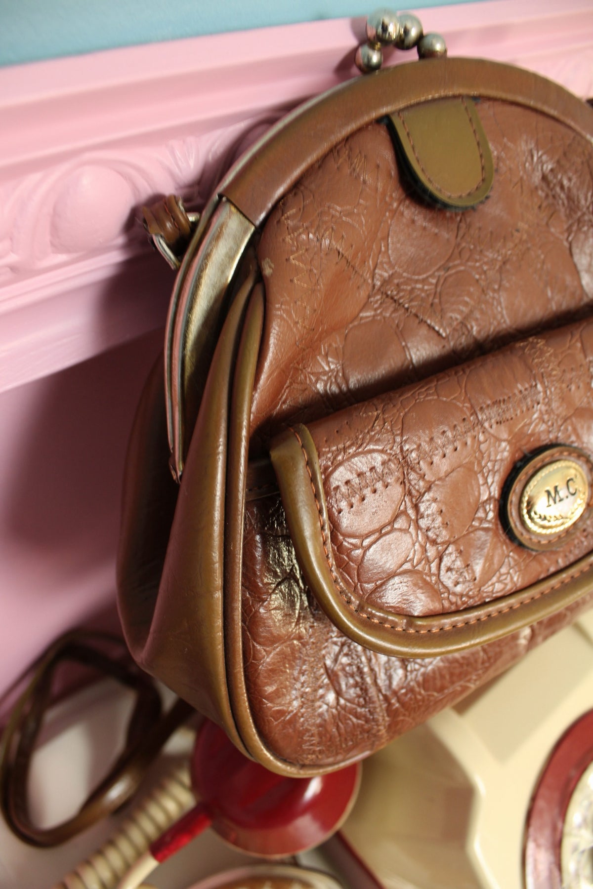 Sac vintage années 70/80 cuir texturé façon croco - fermeture à cadre métallique
