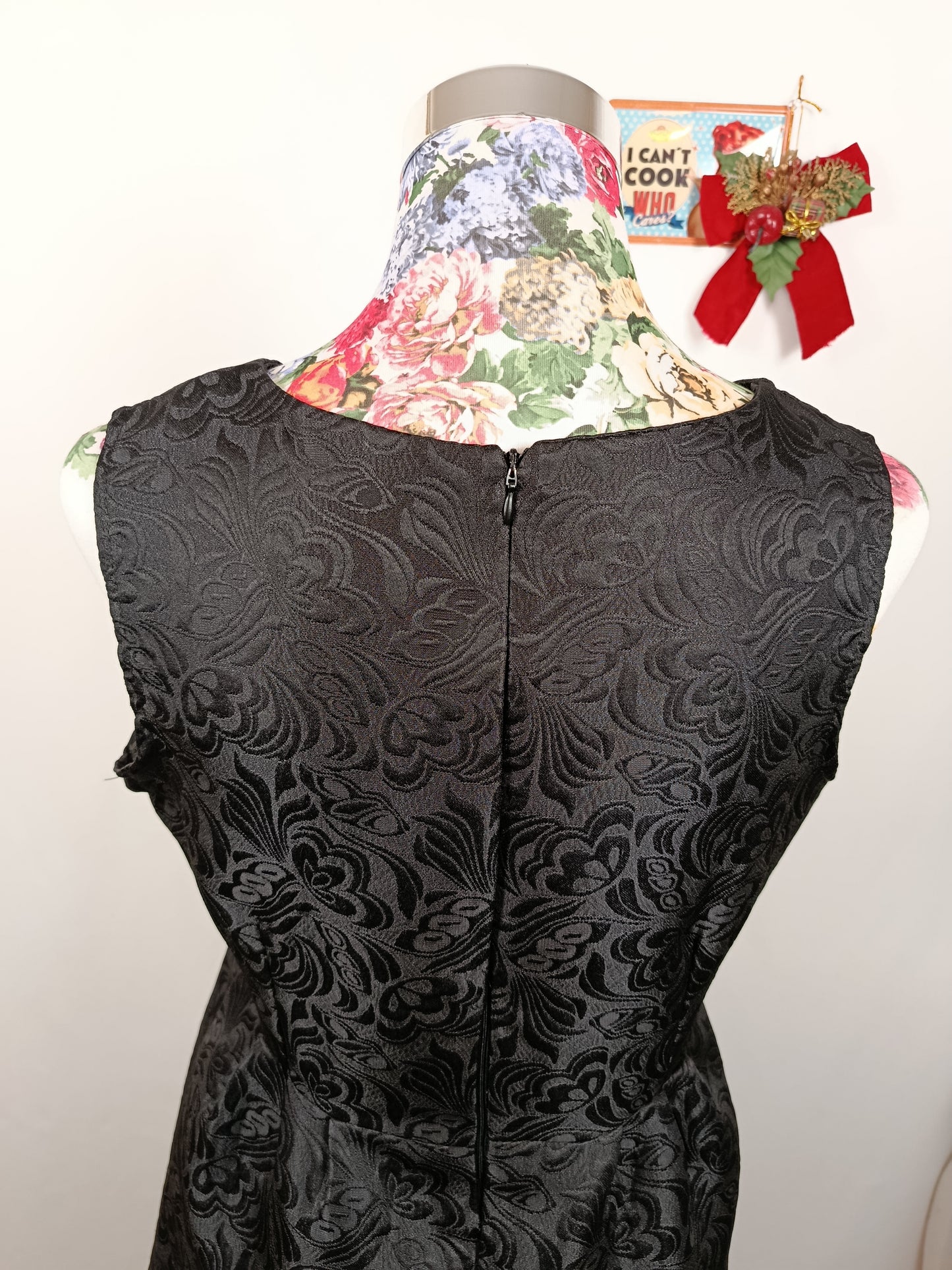 ✨Robe noire vintage 80/90s satinée - motifs fleuris baroques en relief✨