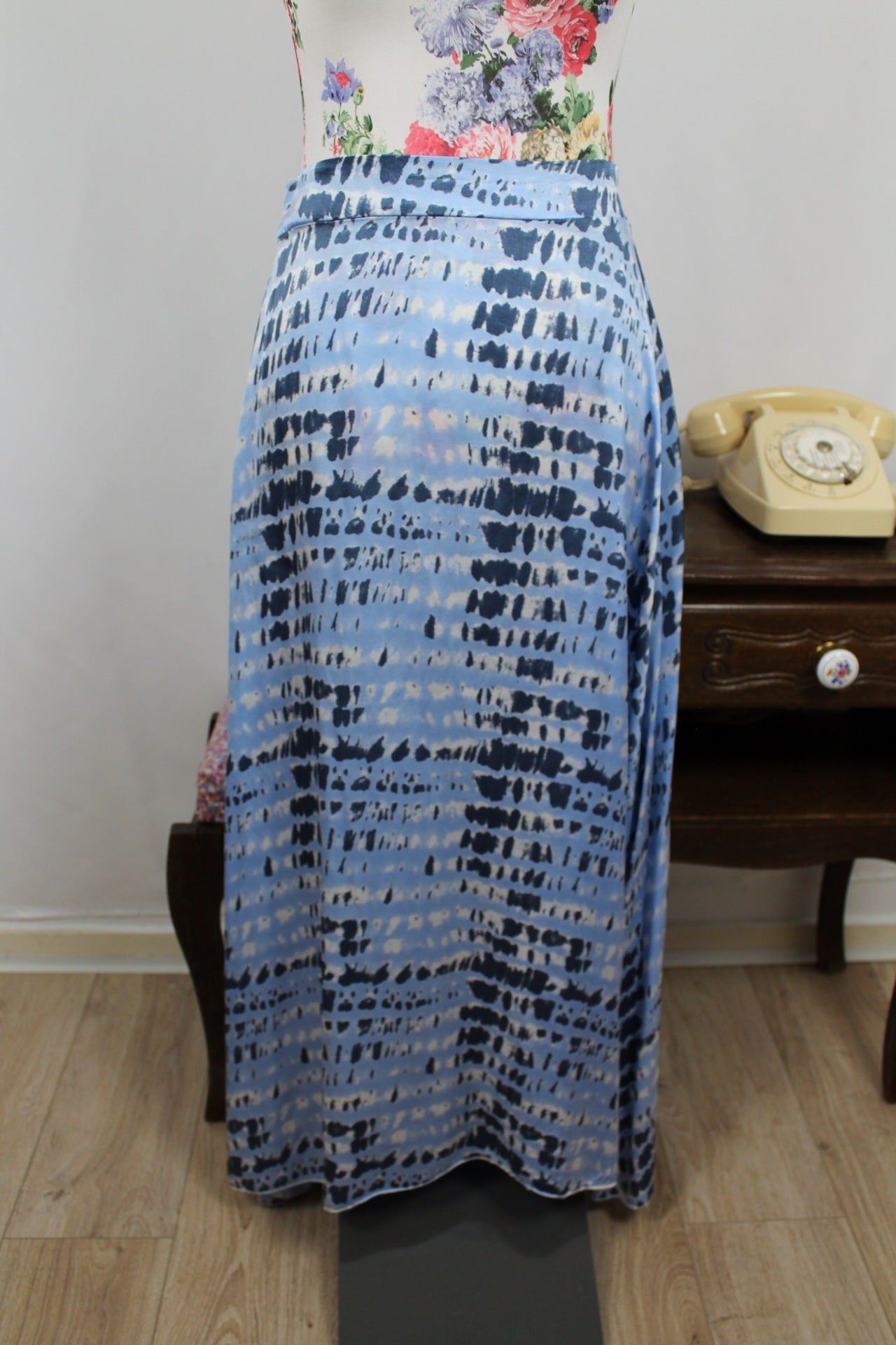 🍒🌸Jupe longue vintage 90's Made in Italy bleu satiné motifs tie & dye – Taille 36/38🌸🍒