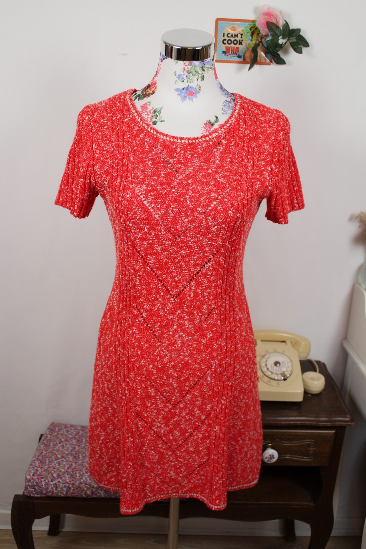 🌸🍒Robe pull vintage rouge 70's - motifs ajourés en V - Taille 36🍒🌸