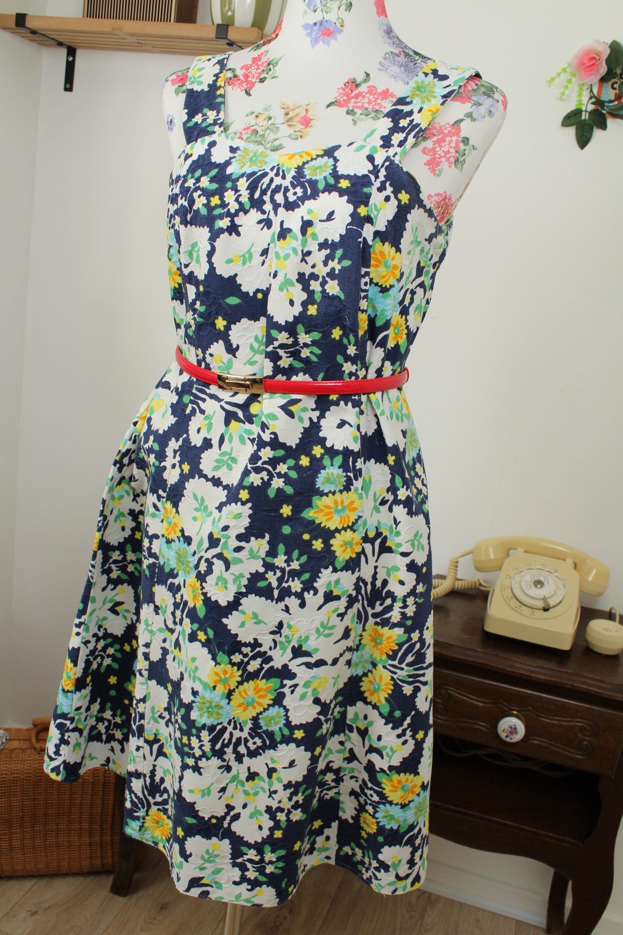 🌸🍒Robe vintage années 60 tissu fleuri en relief - coupe patineuse - Taille 38🍒🌸