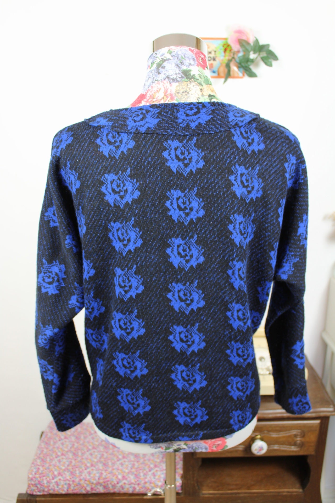 🌸🍒Pull vintage 80/90s bleu et noir motifs roses - boutons XXL🍒🌸