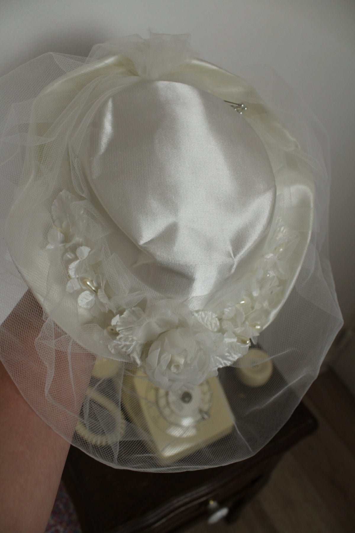 🌸🍒Chapeau/coiffe blanche vintage années 60/70 - tulle, satin & fleurs🍒🌸