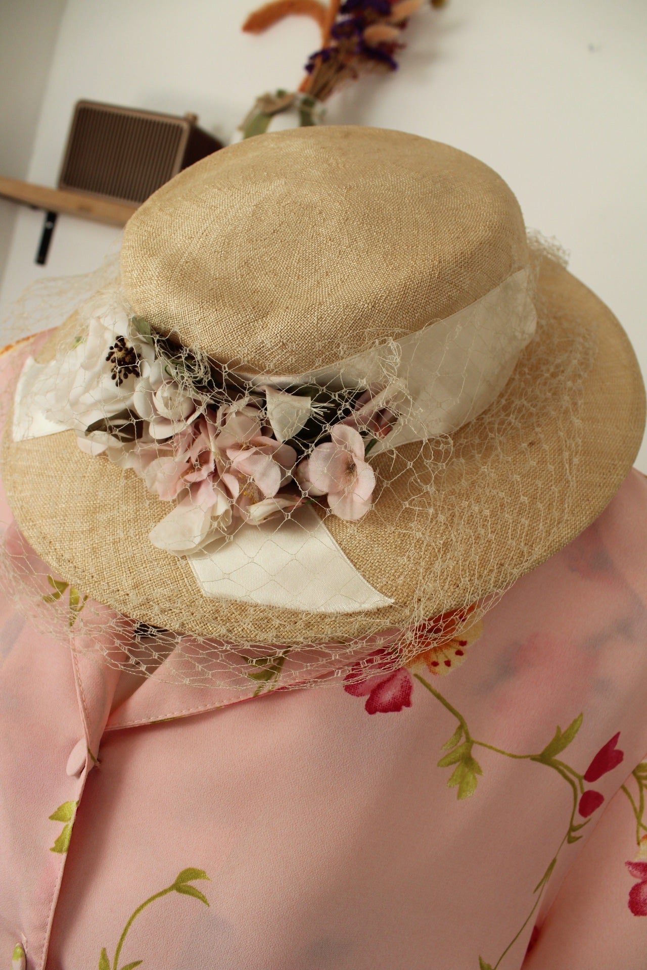 🌸🍒Chapeau rétro de cérémonie en fibre naturelle - violette & fleurs pastel🍒🌸