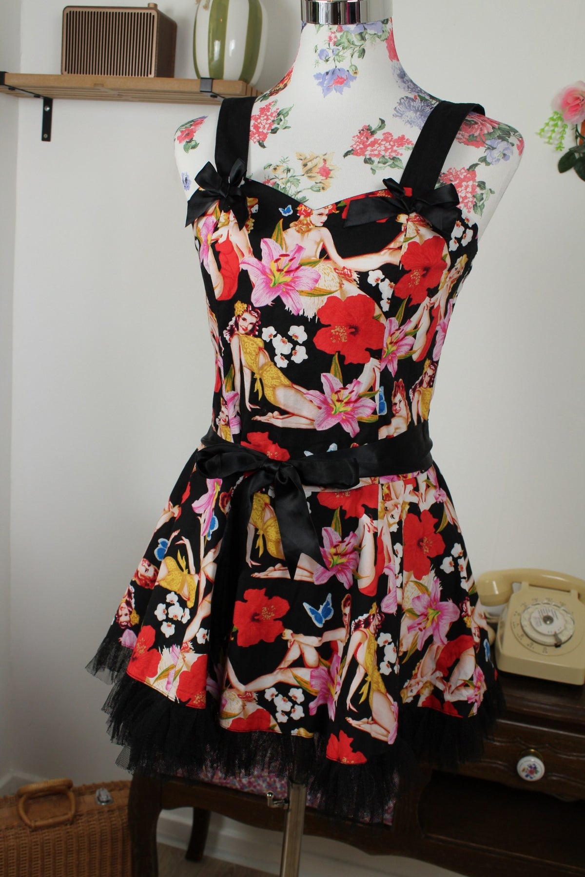 Robe pin-up/rockabilly Hell Bunny motif lys roses & pin-up - Taille 36 petit 38