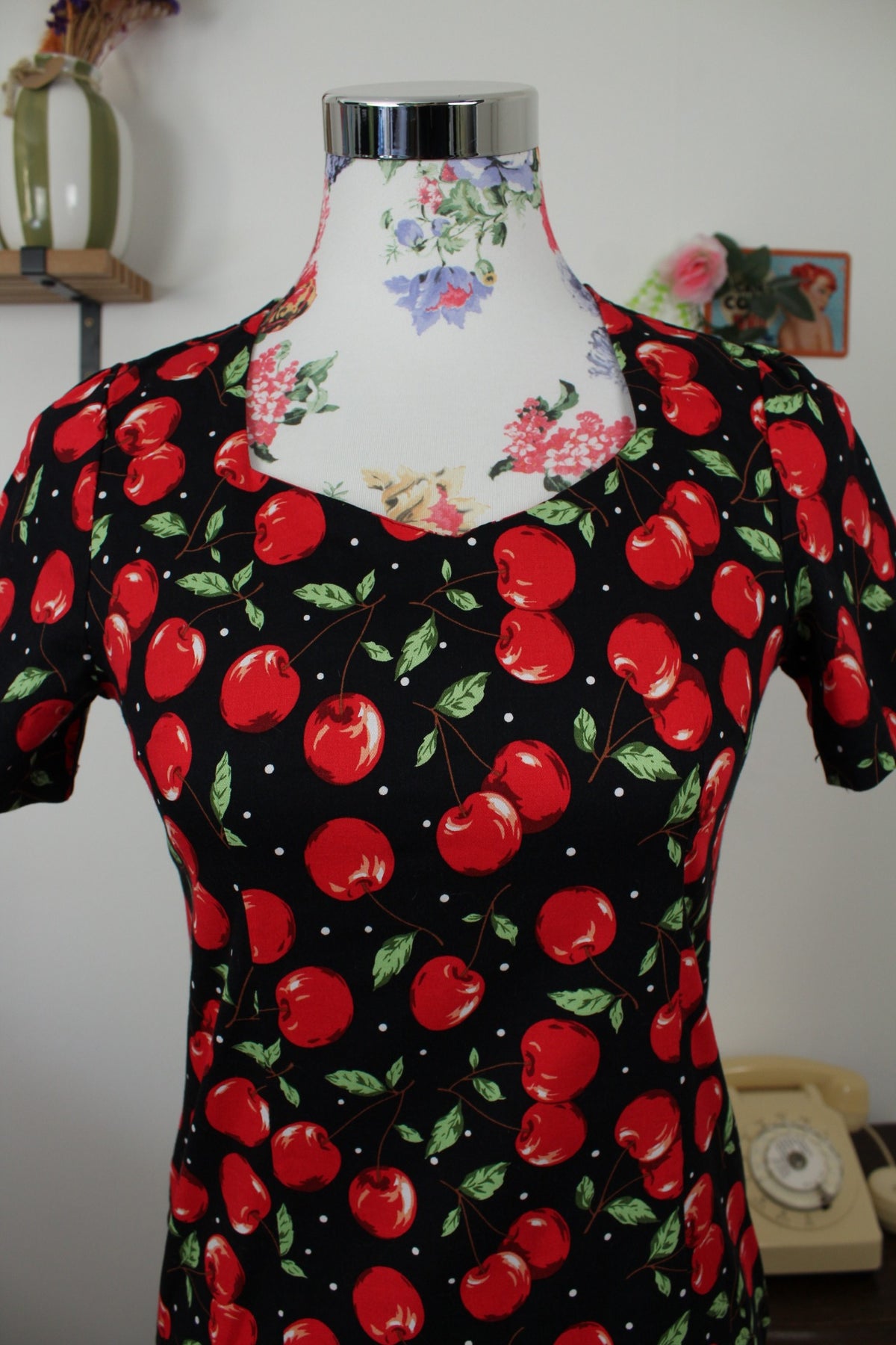 🌸🍒Robe rétro pin-up/rockabilly coupe sirène imprimé cerises et pois - Taille 36🍒🌸
