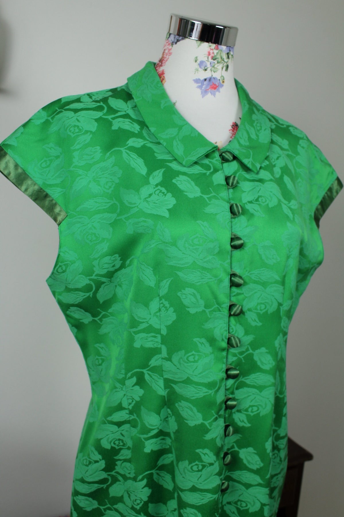 Robe vintage années 80/90 romantique vert satiné & roses ton sur ton - Taille 40