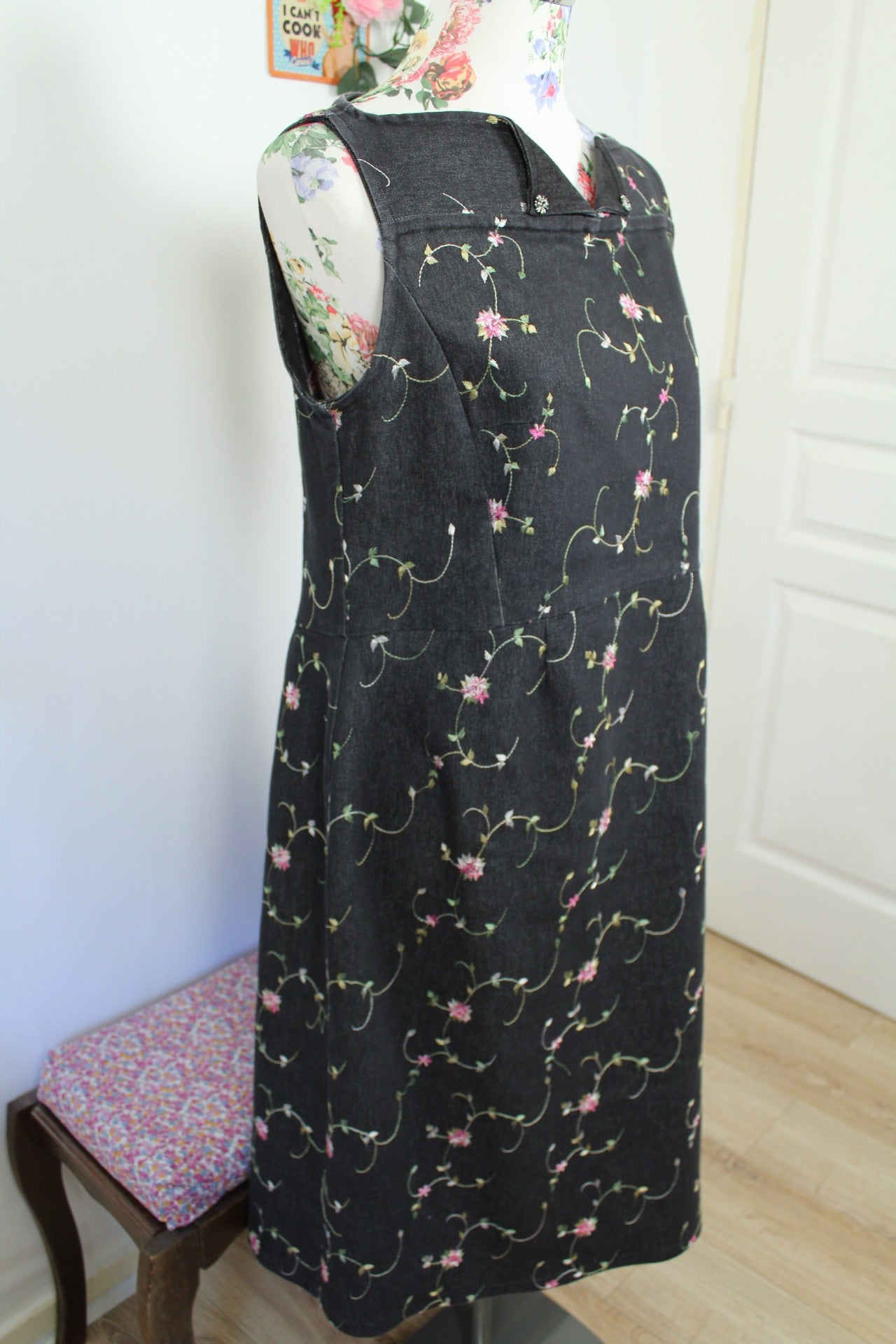 🌸🍒Robe en jean vintage 90's - gris foncé brodée de fleurs - Taille 40🍒🌸