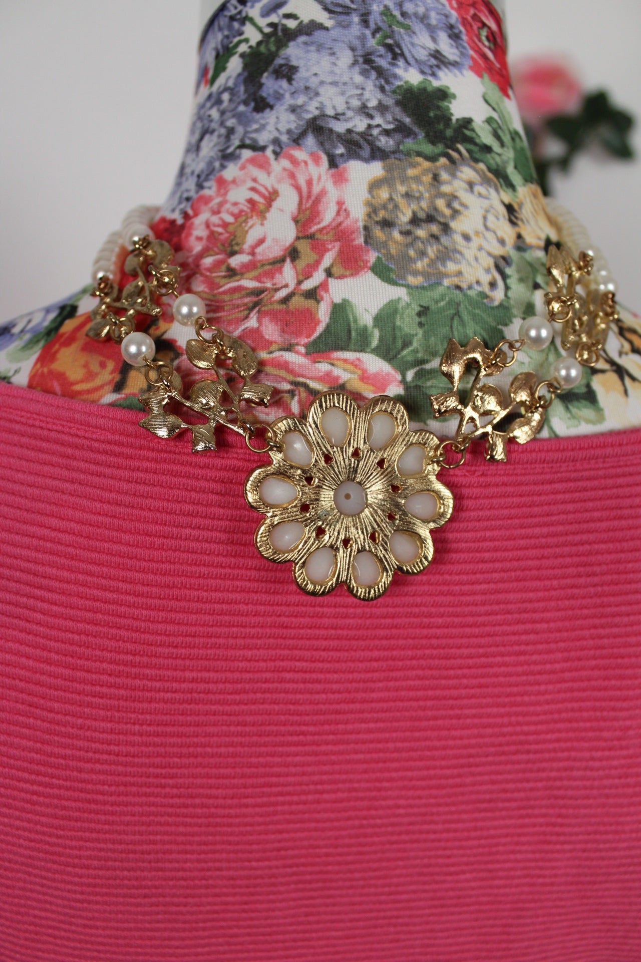 🌸🍒Collier fantaisie vintage années 80 - perles nacrées & fleurs dorées🍒🌸