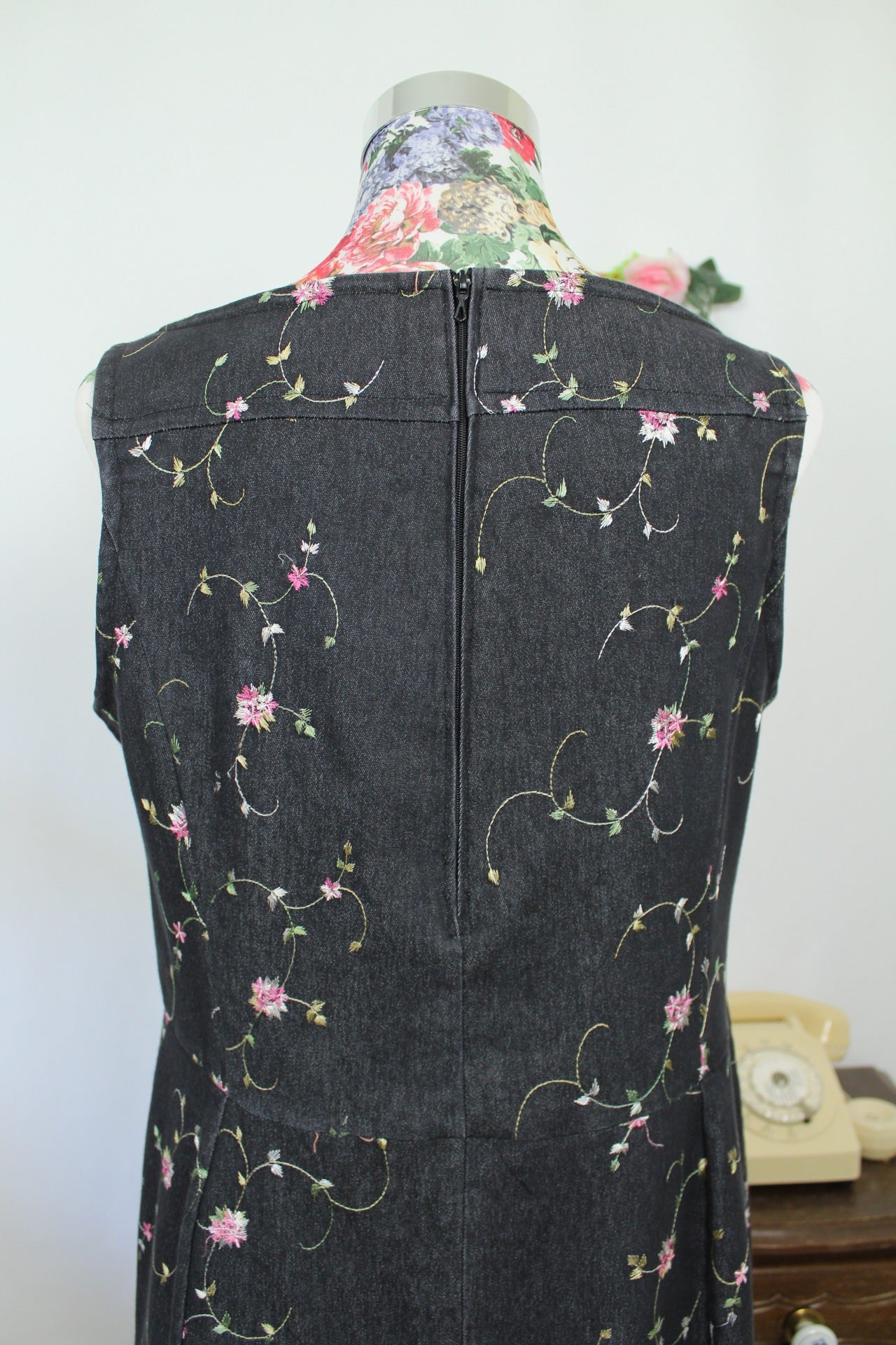 🌸🍒Robe en jean vintage 90's - gris foncé brodée de fleurs - Taille 40🍒🌸