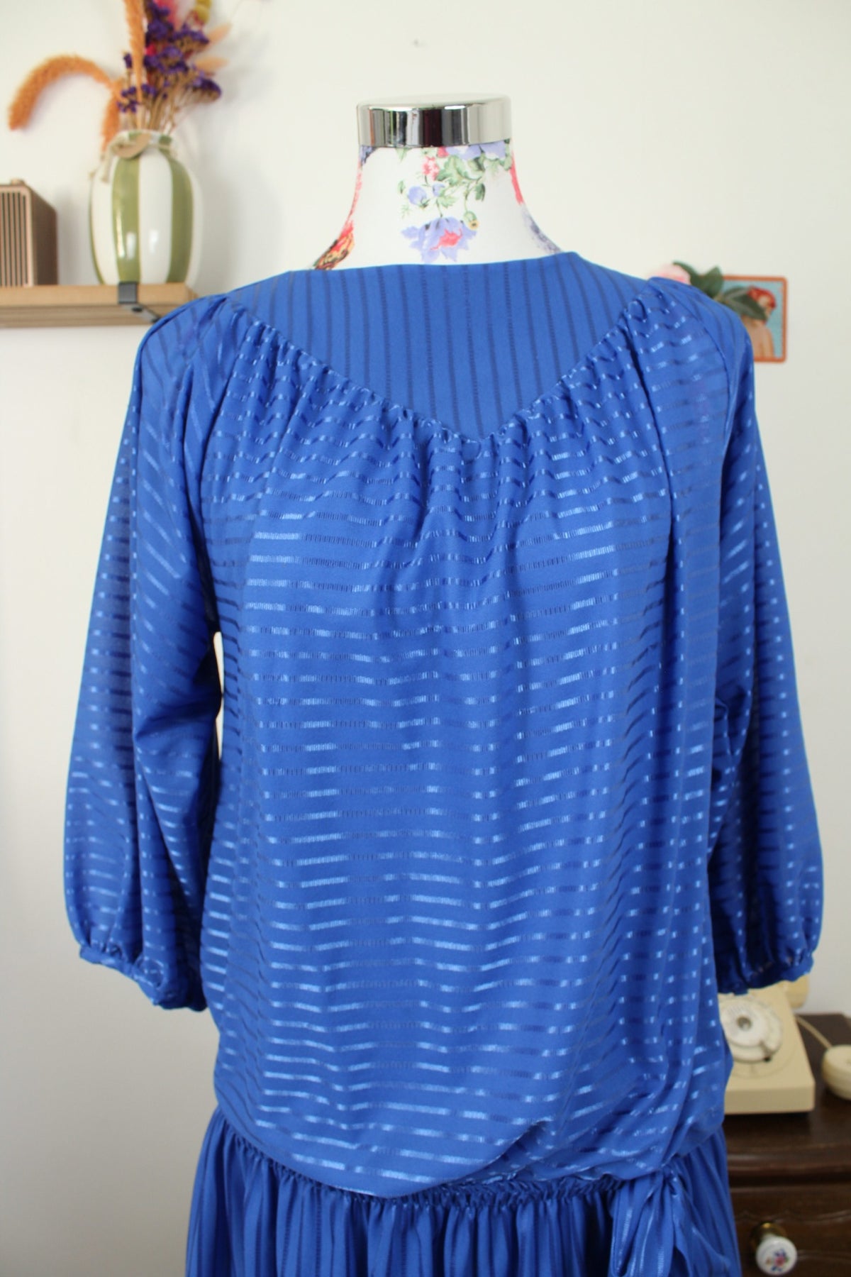 Robe vintage années 70/80 bleu lumineux fluide à bandes satinées - Taille 40 à 44