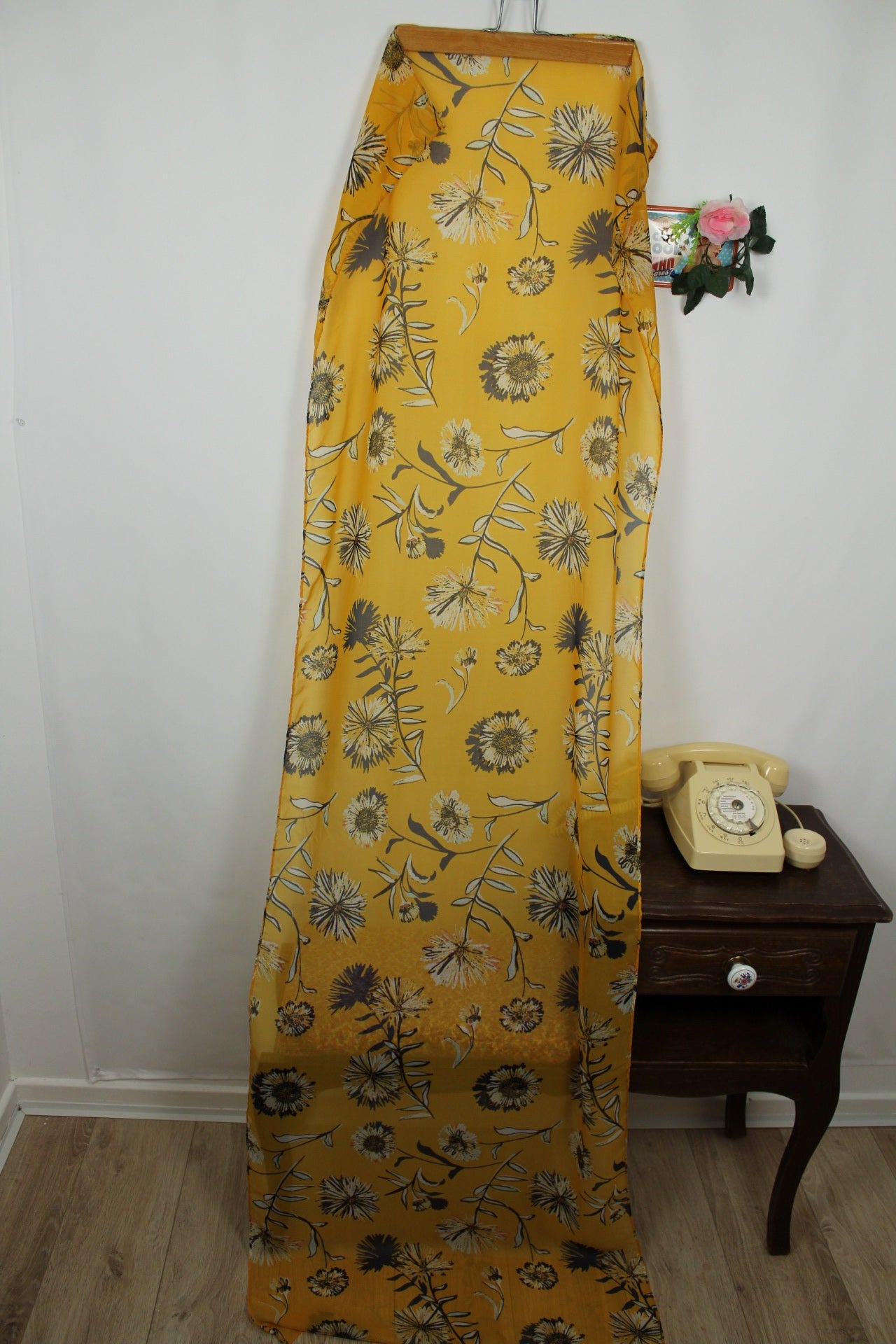 🌸🍒Long foulard jaune chaud fleuri🍒🌸