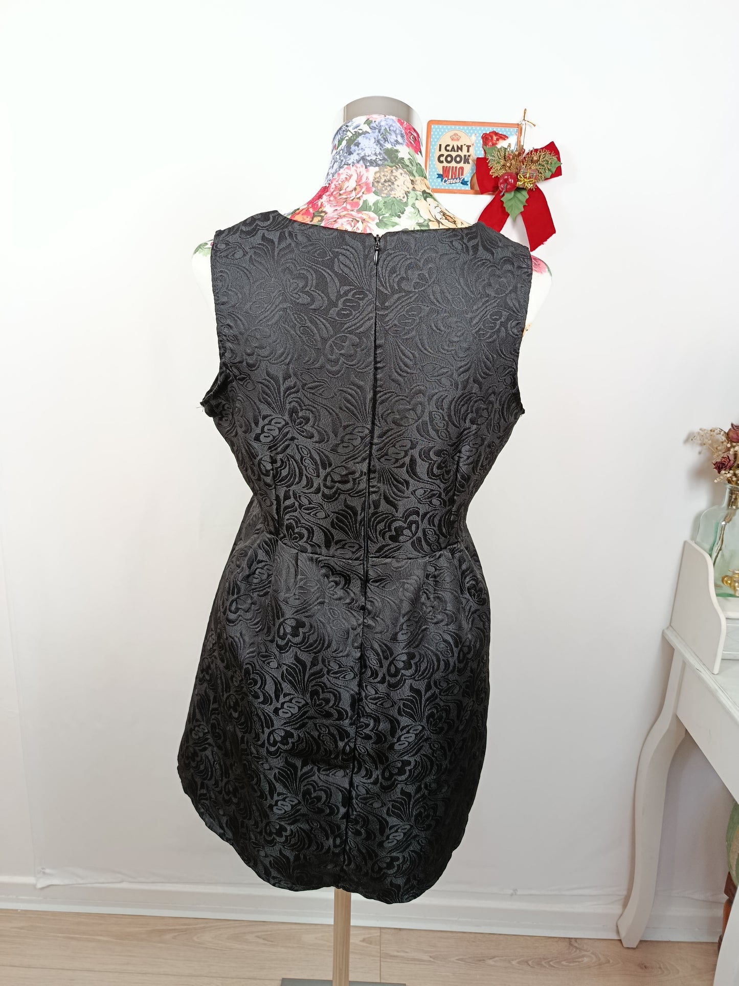 ✨Robe noire vintage 80/90s satinée - motifs fleuris baroques en relief✨