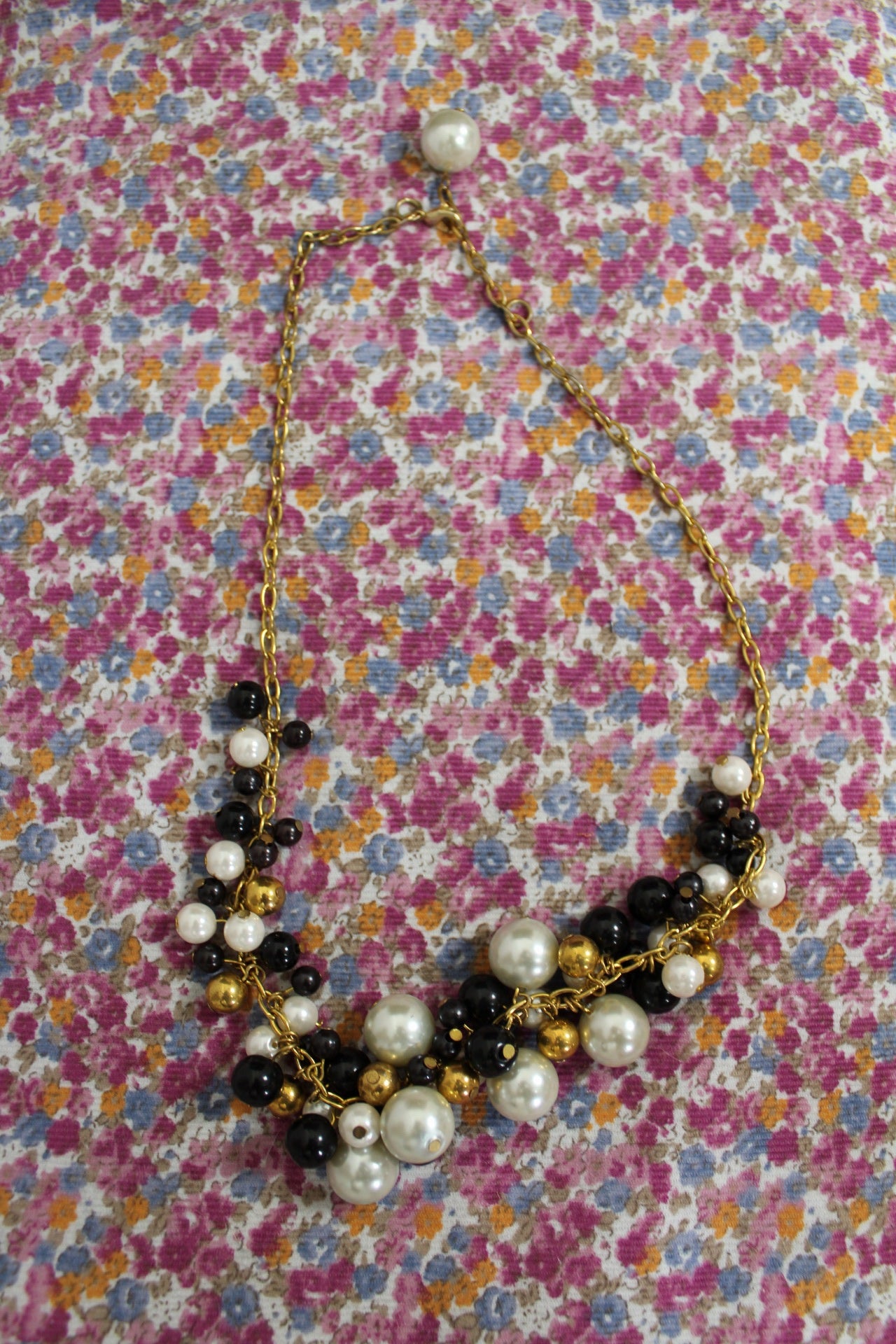 🌸🍒Collier vintage 80/90's chaîne dorée avec grappe de perles🍒🌸