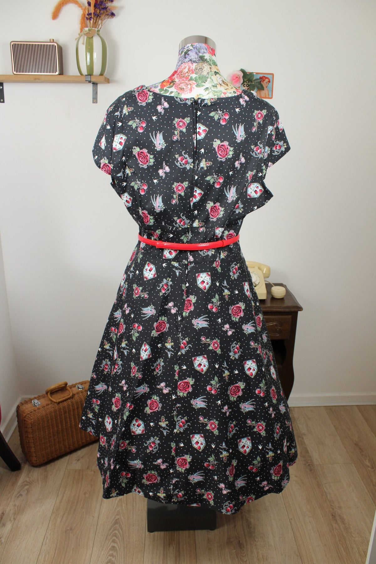 Robe pin-up/rockabilly Hell Bunny - pois, hirondelles & cerises - Taille 48