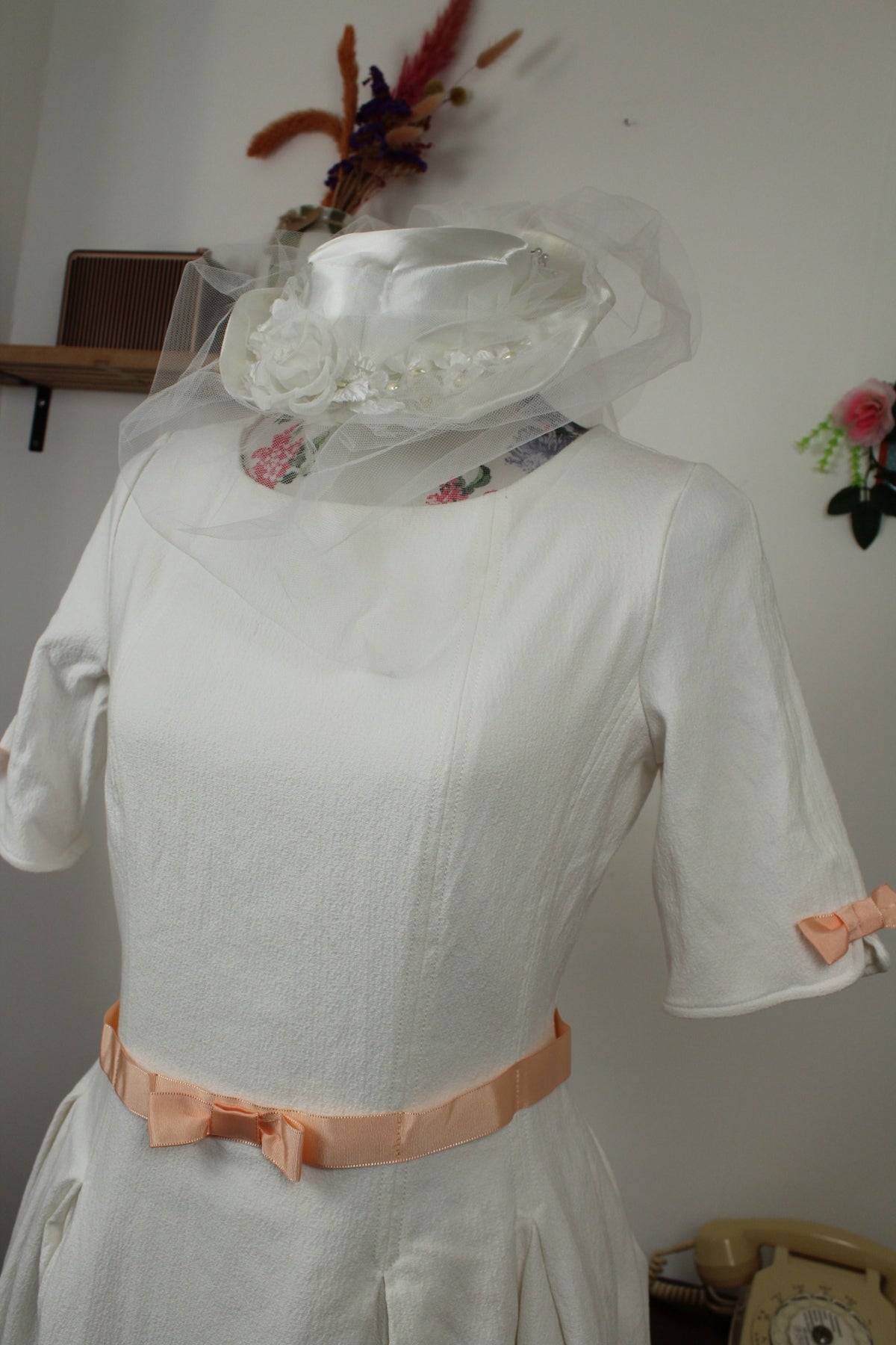 🌸🍒Chapeau/coiffe blanche vintage années 60/70 - tulle, satin & fleurs🍒🌸