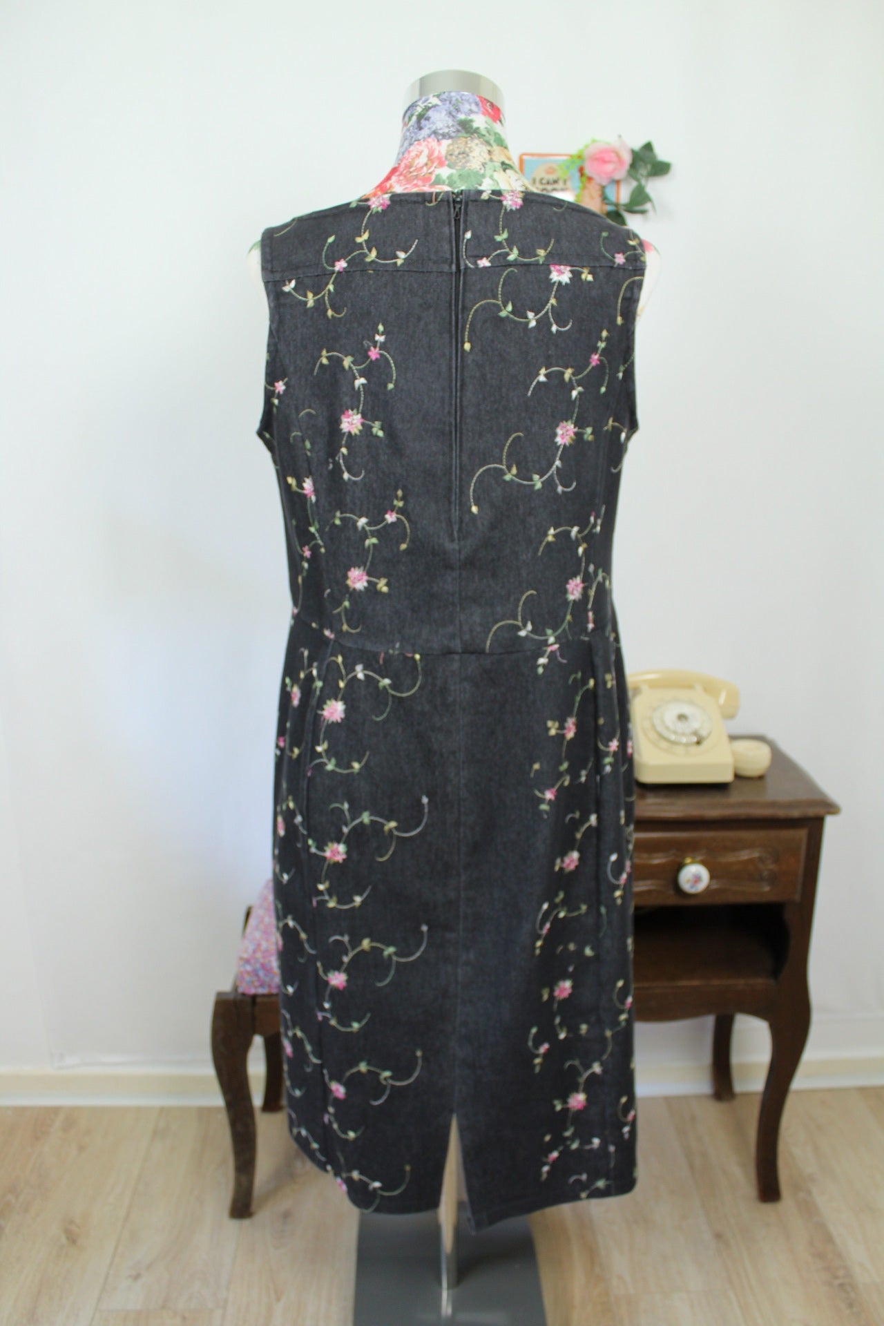 🌸🍒Robe en jean vintage 90's - gris foncé brodée de fleurs - Taille 40🍒🌸