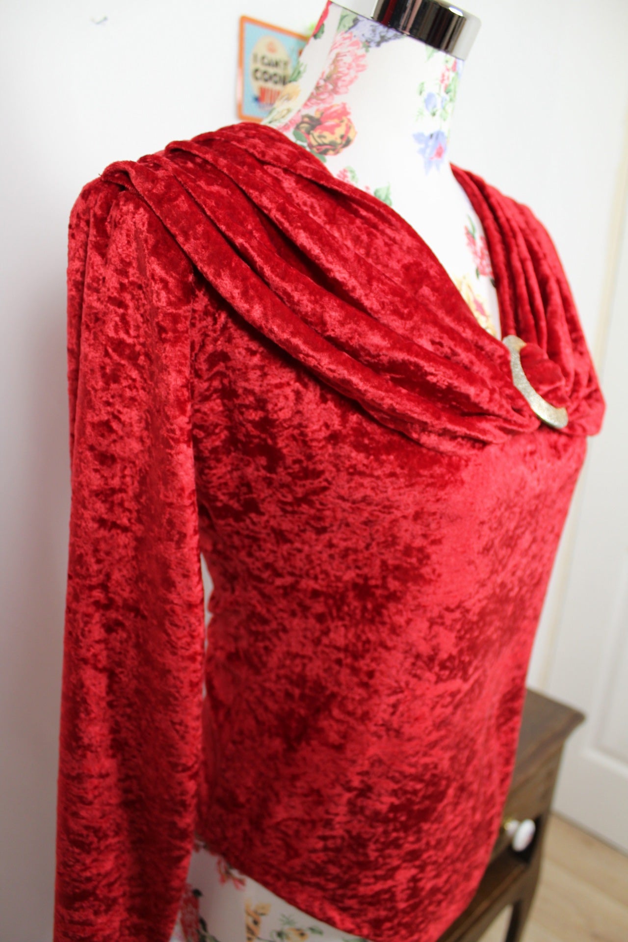 🌸🍒Body rouge en velours satiné 80's glamour - anneau doré - Taille 38🍒🌸