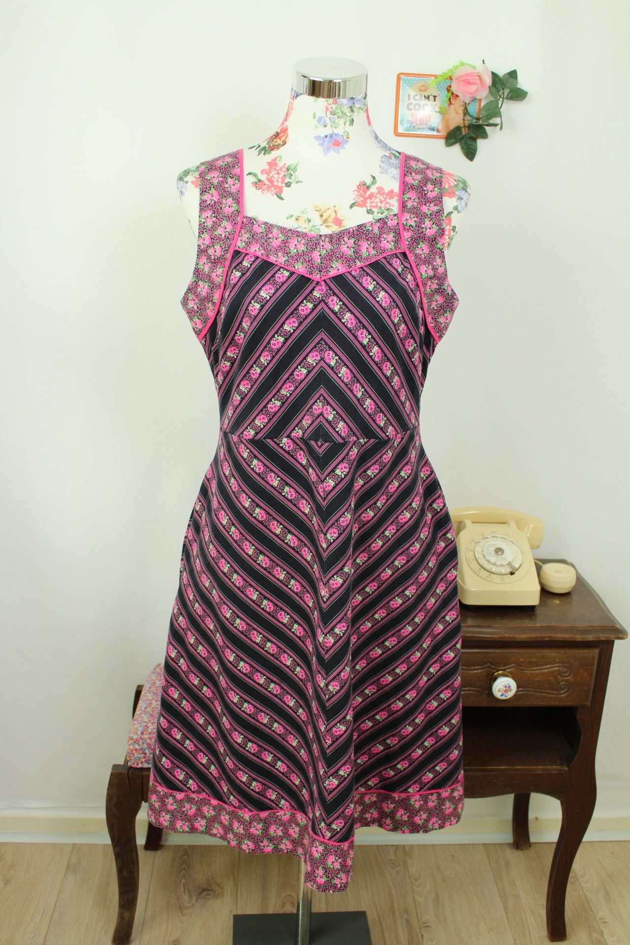 🌸🍒Robe vintage bohème folk 70's chevron fleurie rose fuchsia - Taille 38🍒🌸