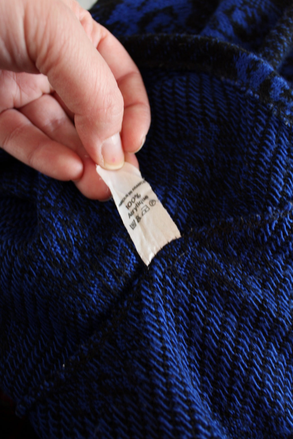 🌸🍒Pull vintage 80/90s bleu et noir motifs roses - boutons XXL🍒🌸