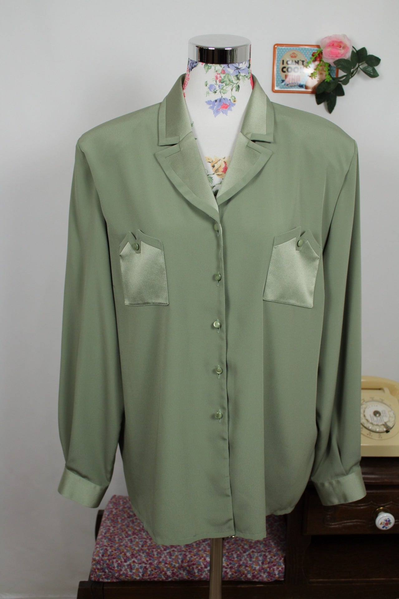 🌸🍒Chemise vintage 80/90's vert sauge satinée - chic made in France - Taille 46/48🍒🌸