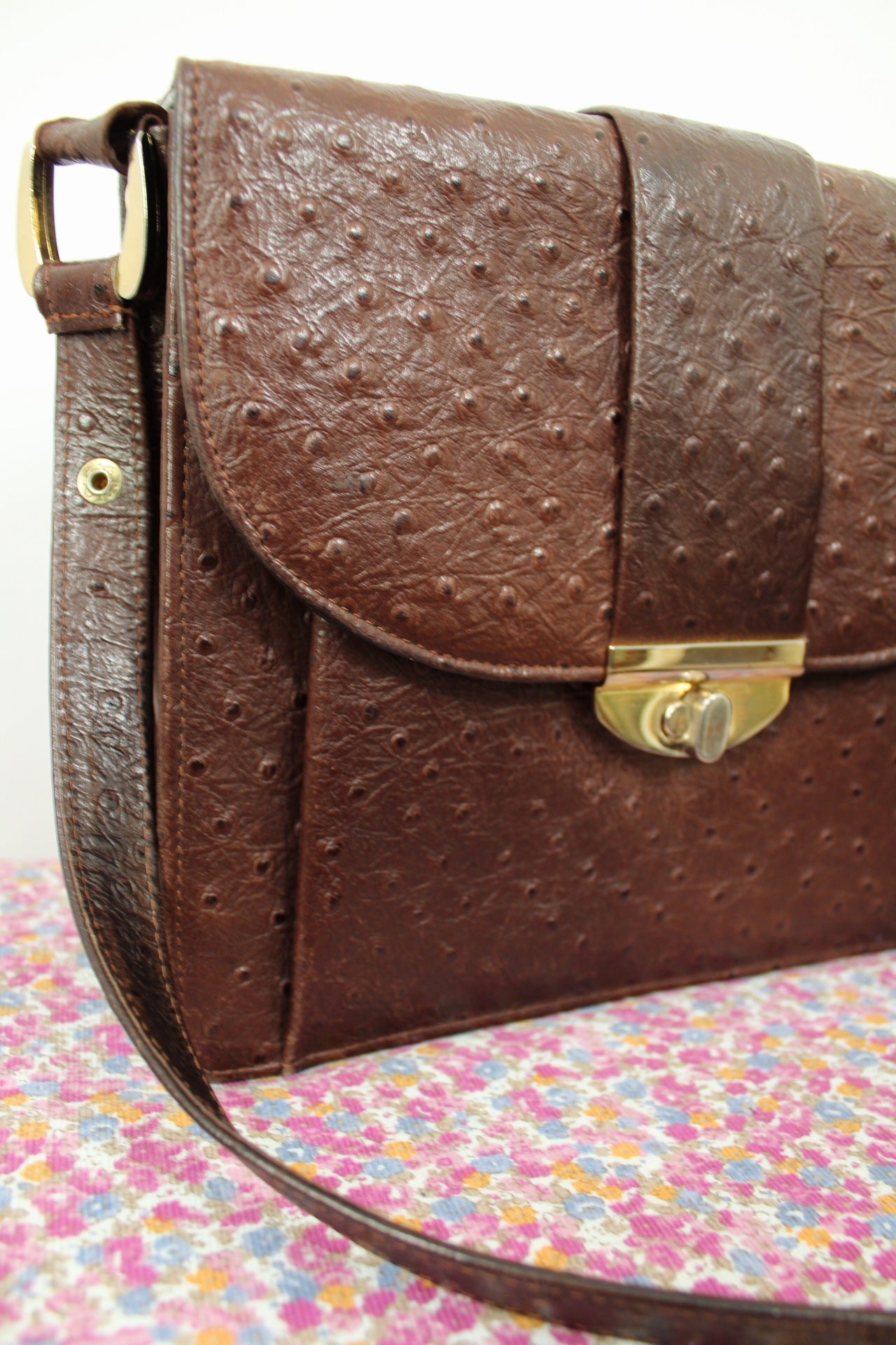 🌸🍒Sac vintage 70/80's cuir texturé imitation autruche & fermoir doré🍒🌸