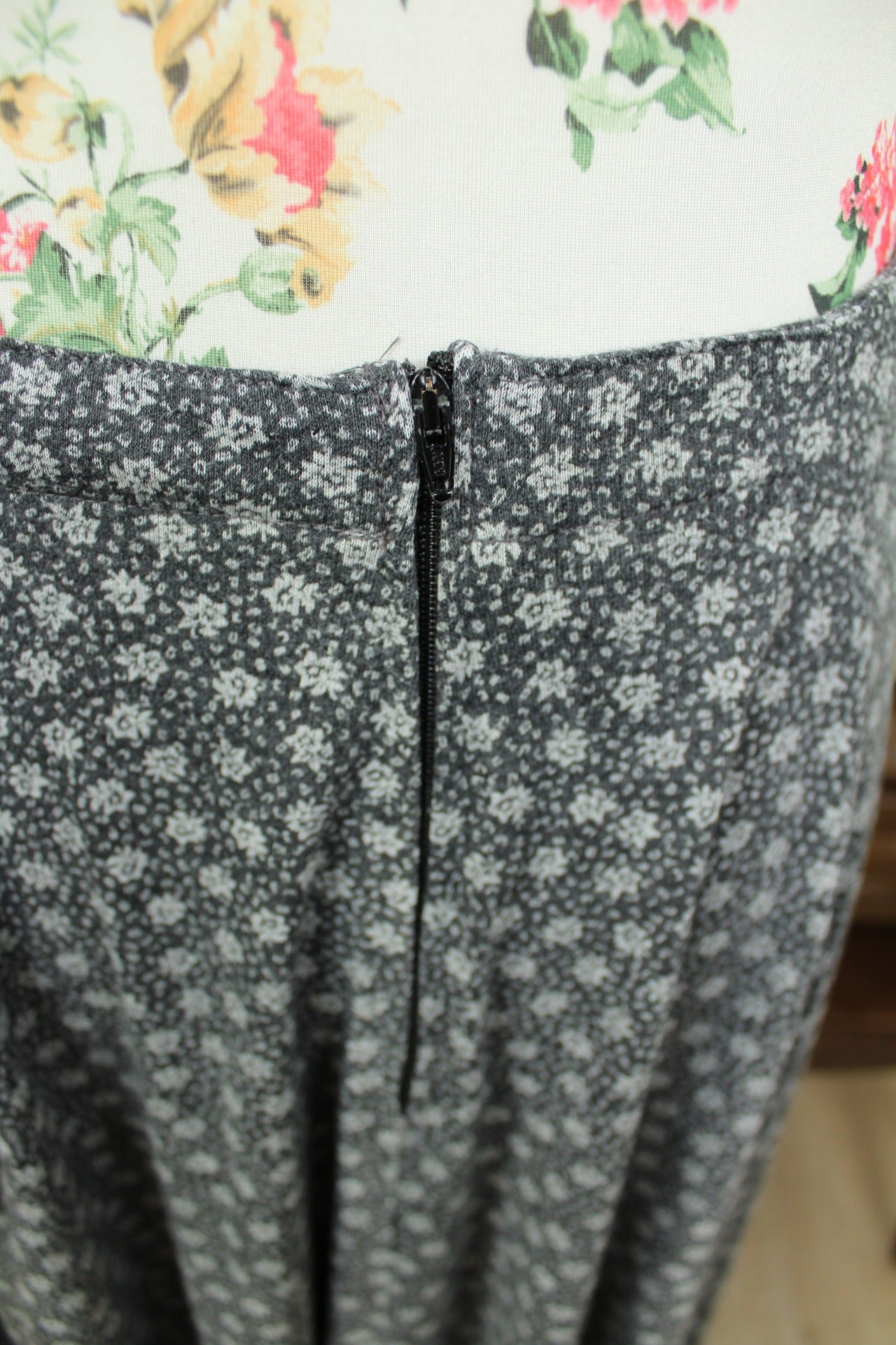 🌸🍒Jupe midi grise vintage 90's en coton - imprimée de petites roses - belle ampleur - Taille 38🍒🌸