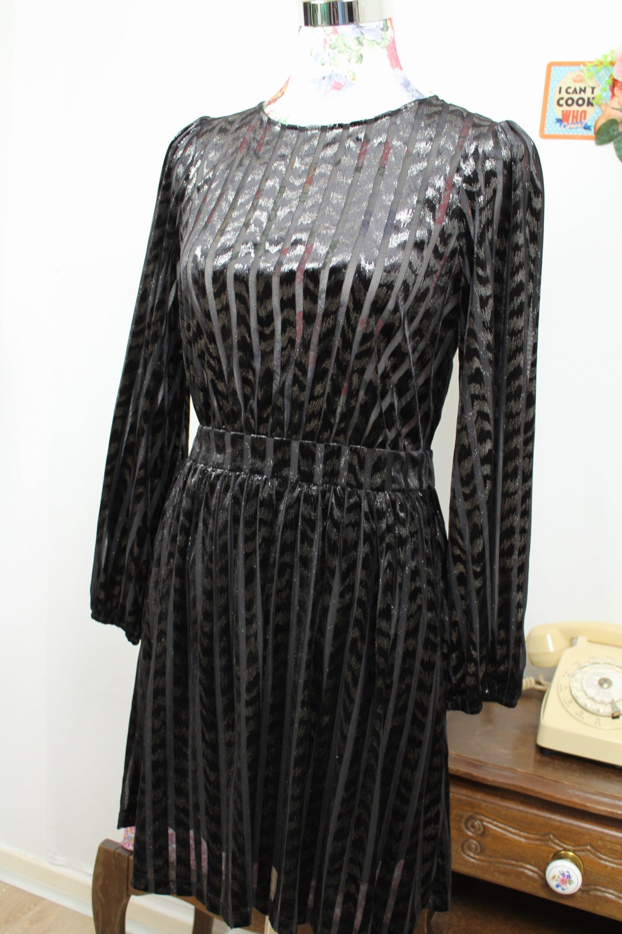🌸🍒Robe noire Naf Naf en velours ajouré - fils pailletés argentés - Taille 36🍒🌸