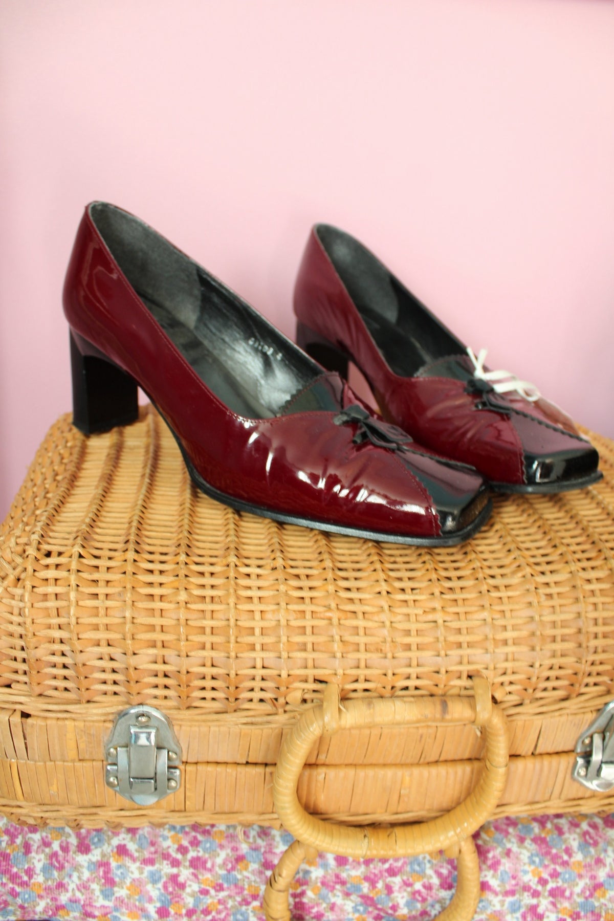 Escarpins vintage années 70 en cuir bordeaux verni & petites cravates - pointure 37